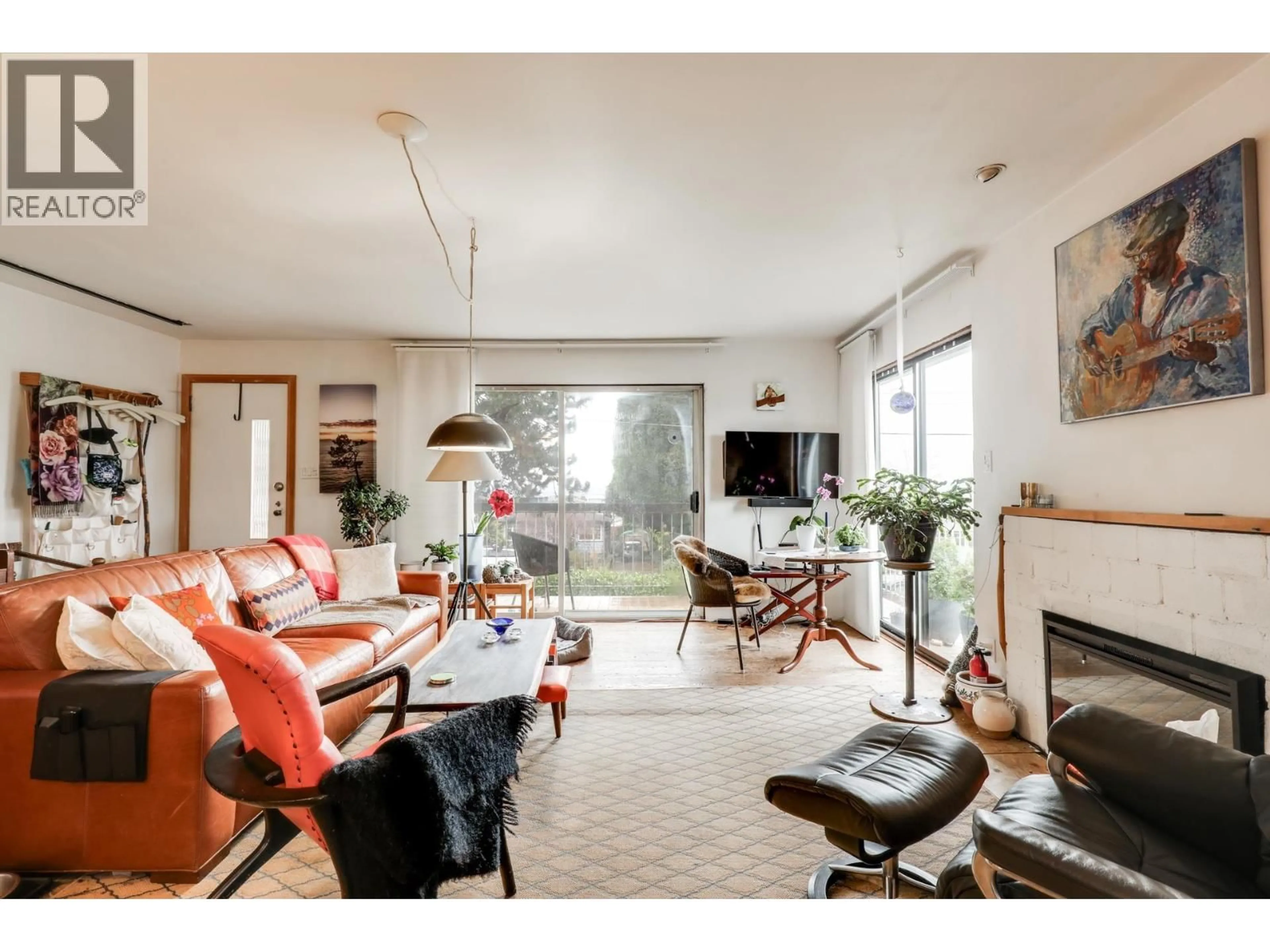 Living room with furniture, unknown for 428 7TH STREET, North Vancouver British Columbia V7L1R9