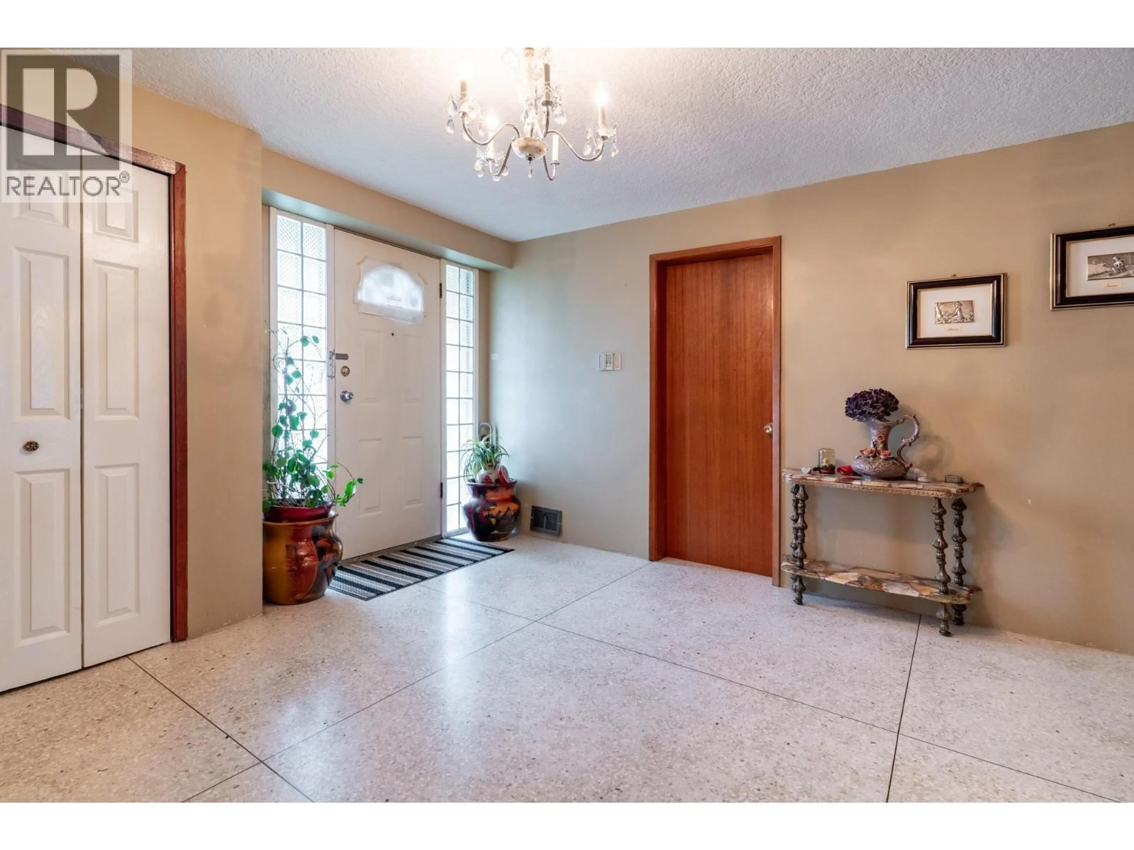 Indoor foyer for 2740 2ND AVENUE, Vancouver British Columbia V5M1E1