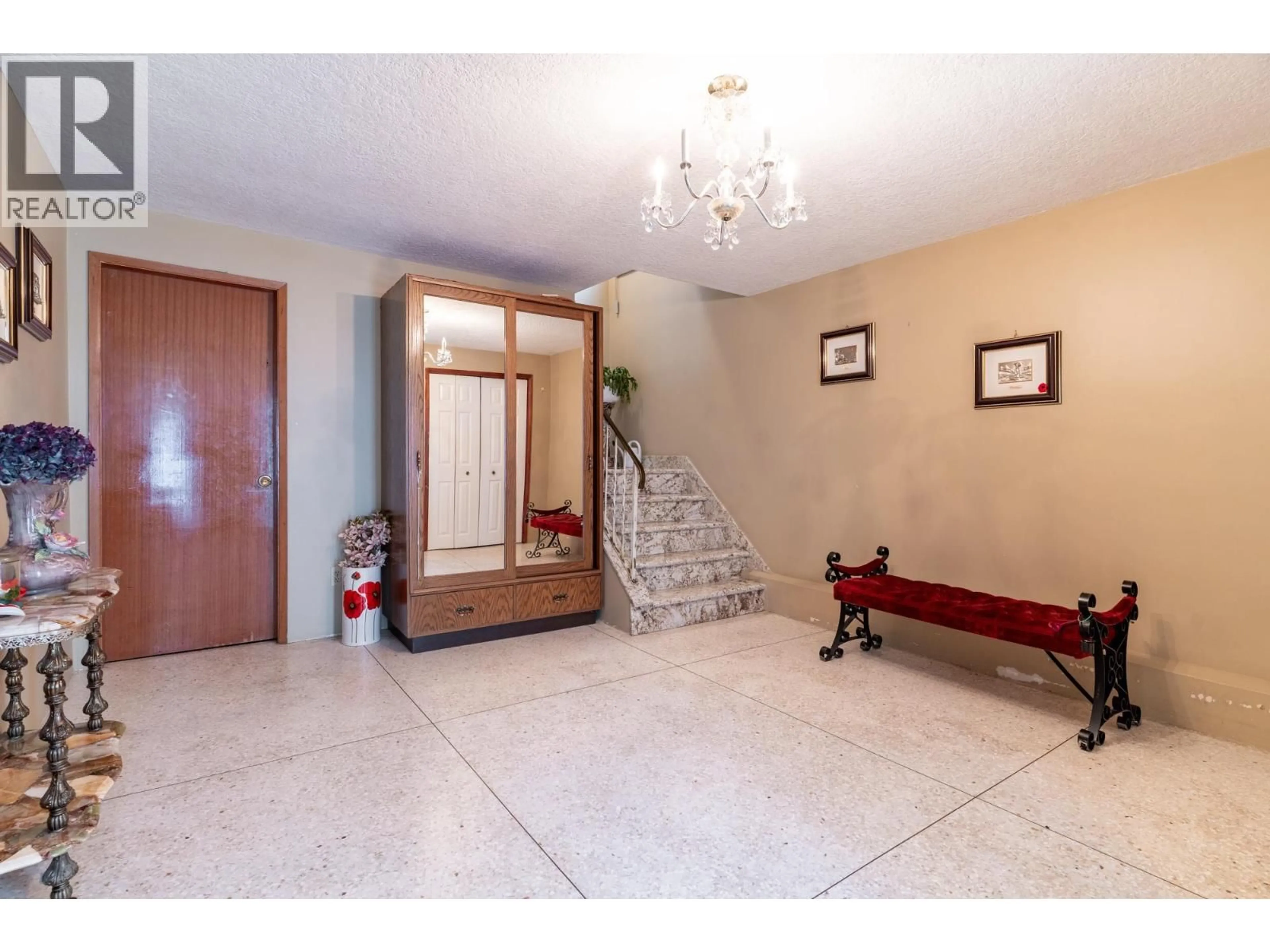 Indoor foyer for 2740 2ND AVENUE, Vancouver British Columbia V5M1E1