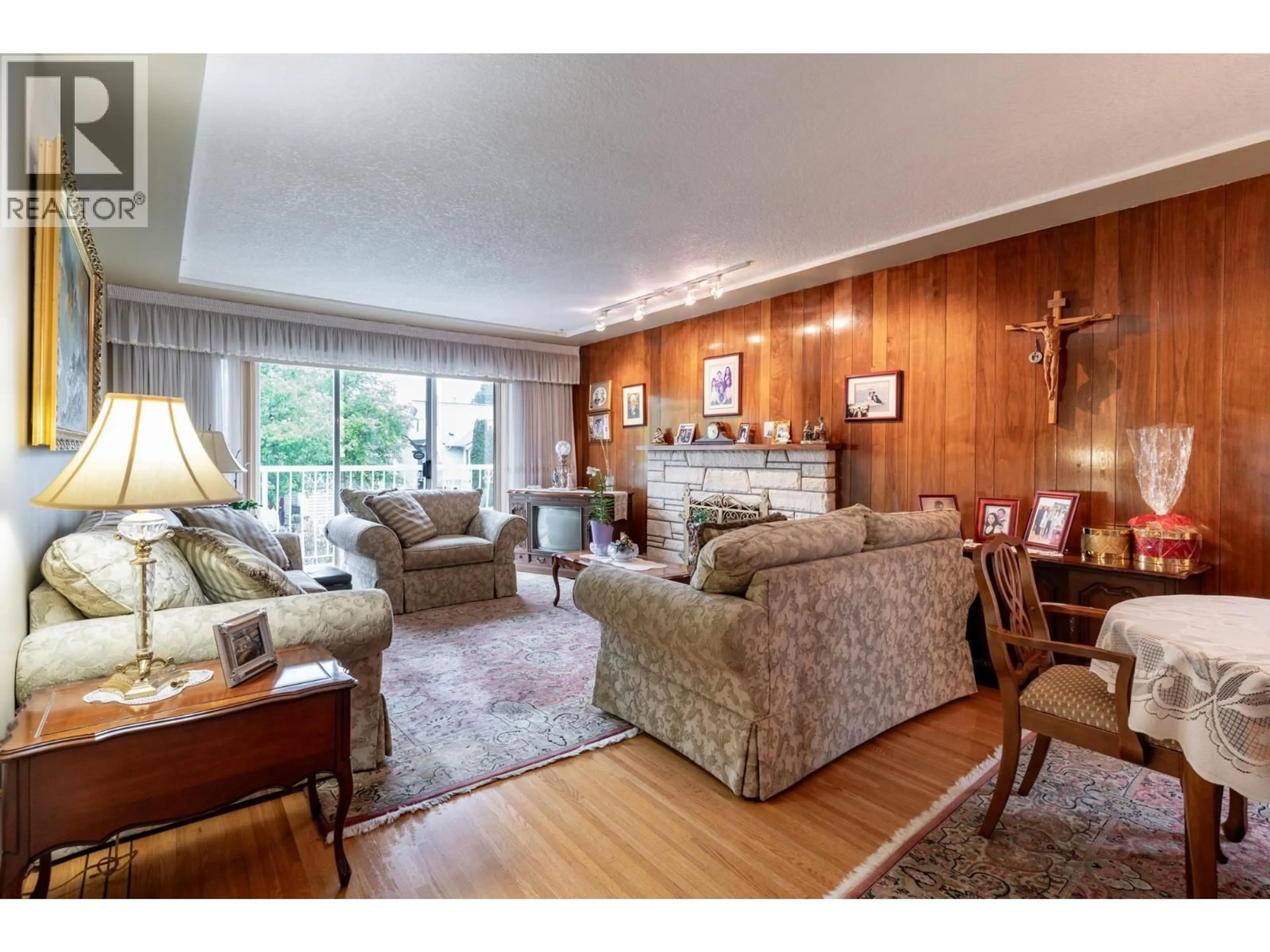 Living room with furniture, wood/laminate floor for 2740 2ND AVENUE, Vancouver British Columbia V5M1E1