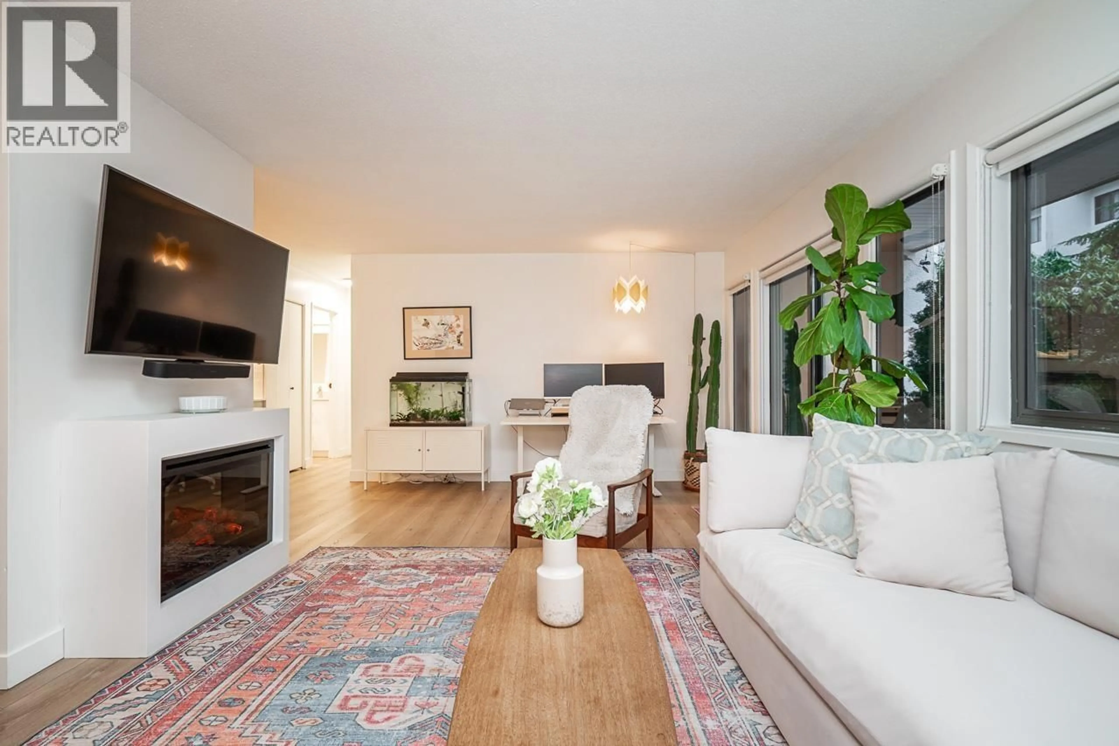 Living room with furniture, unknown for 4 - 7363 MONTECITO DRIVE, Burnaby British Columbia V5A1R4