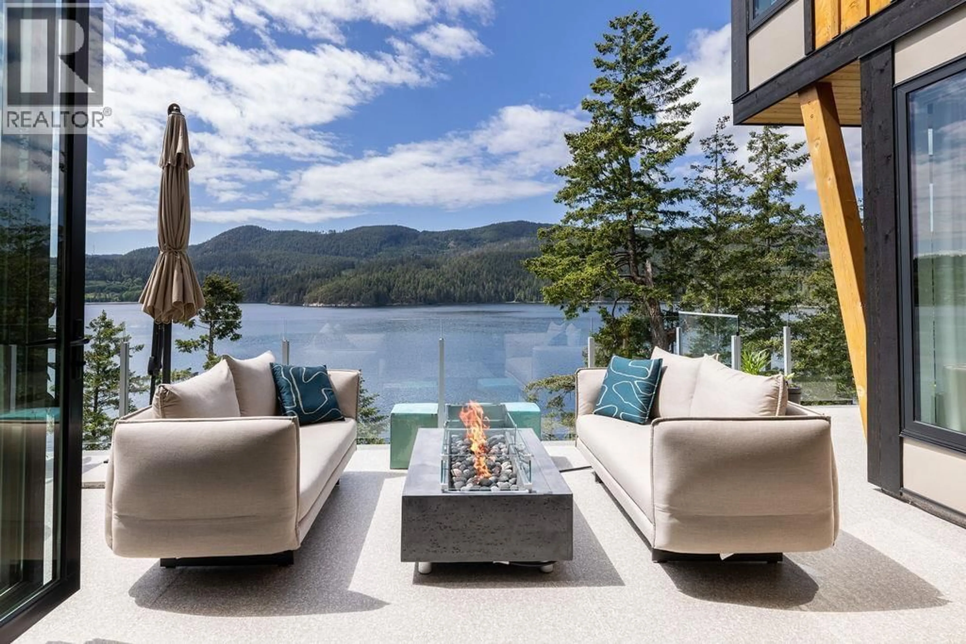 Patio, water/lake/river/ocean view for 6101 - -6099 CORACLE DRIVE, Sechelt British Columbia V7Z0C9