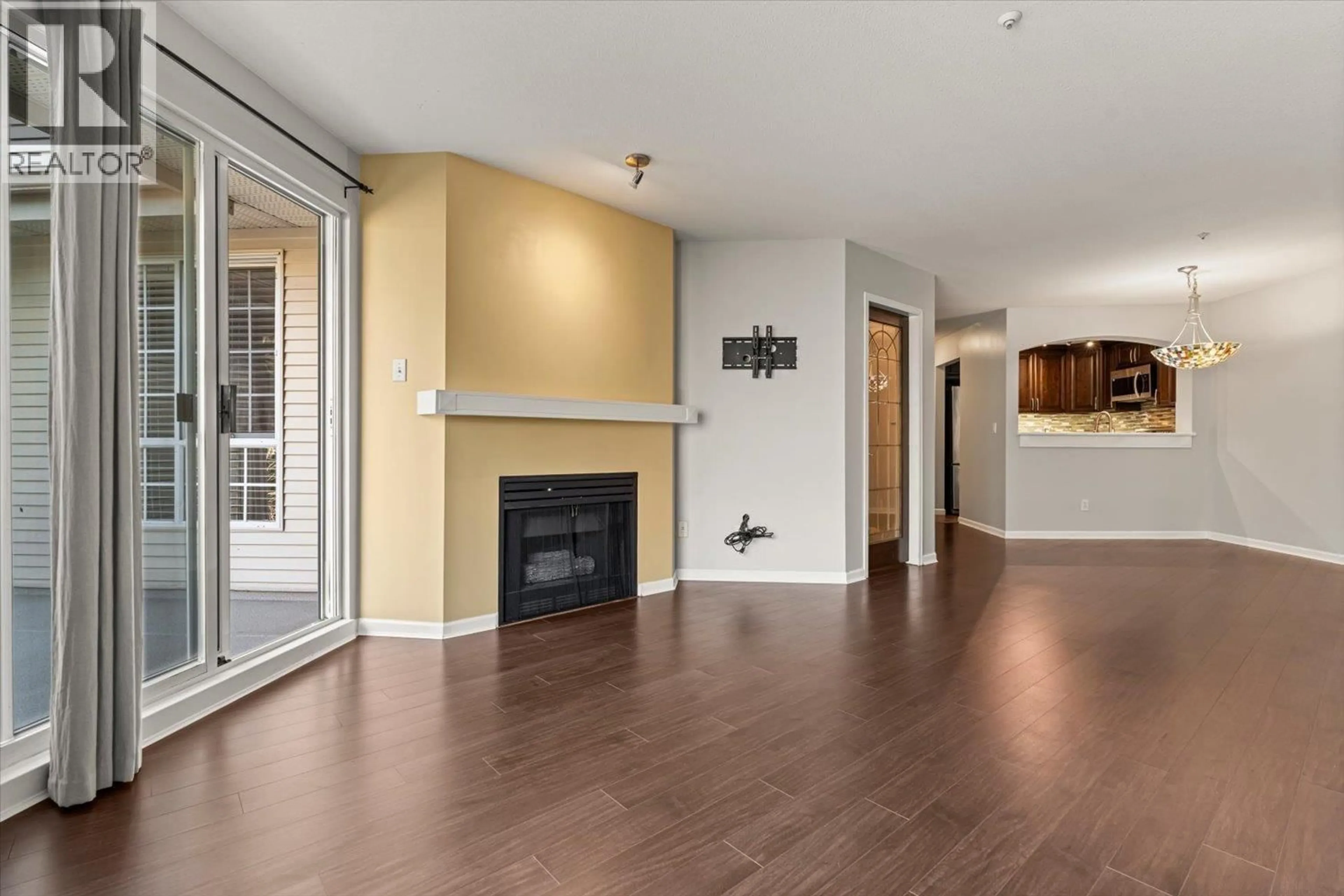 Living room with furniture, wood/laminate floor for 418 - 1242 TOWN CENTRE BOULEVARD, Coquitlam British Columbia V3B7R6