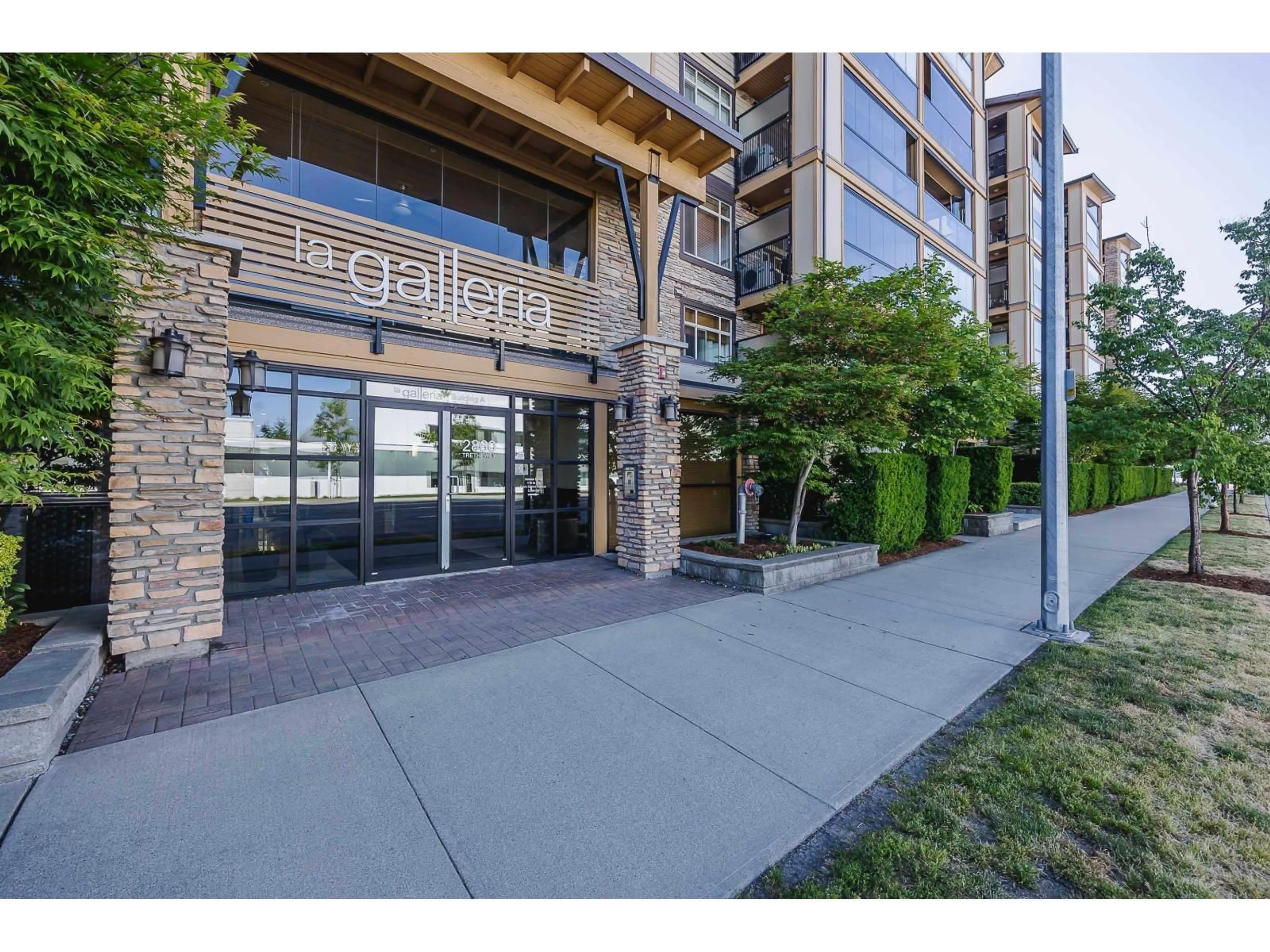 Indoor foyer for 114 - 2860 TRETHEWEY STREET, Abbotsford British Columbia V2T0G5