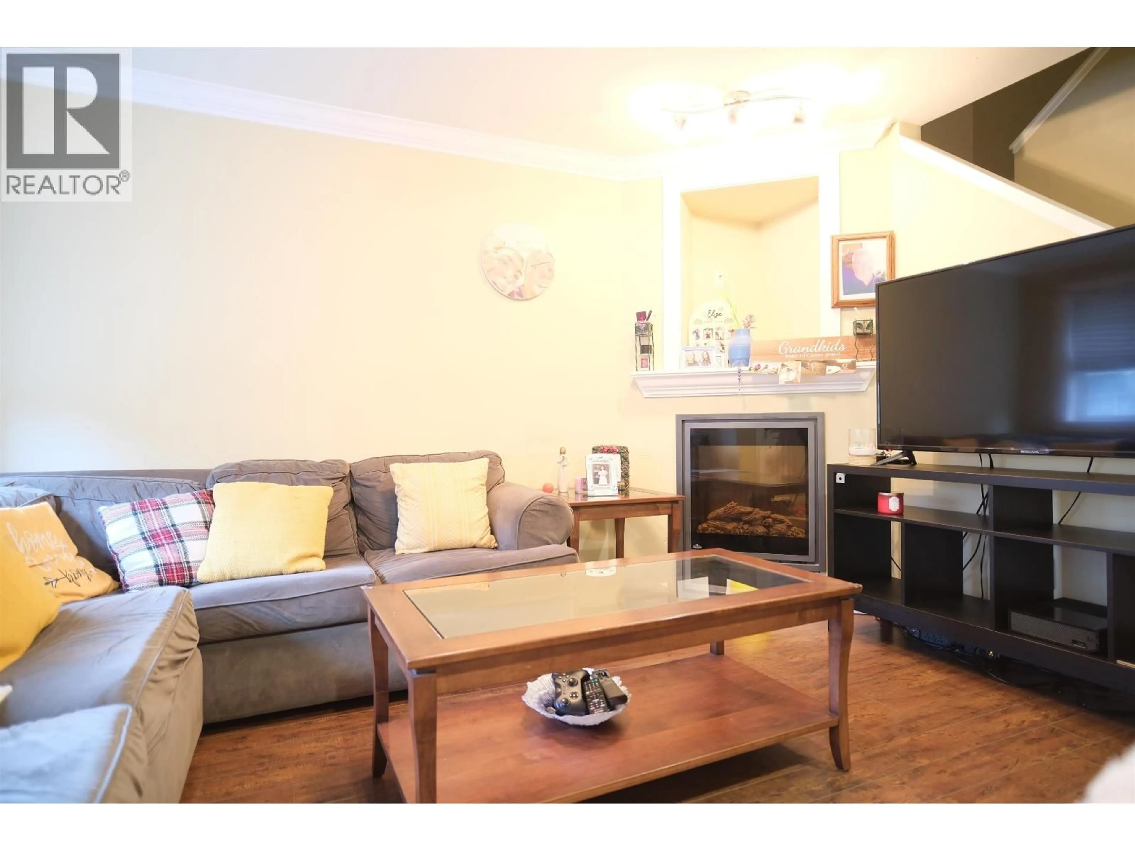 Living room with furniture, wood/laminate floor for 25 - 22977 116 AVENUE, Maple Ridge British Columbia V2X9A8