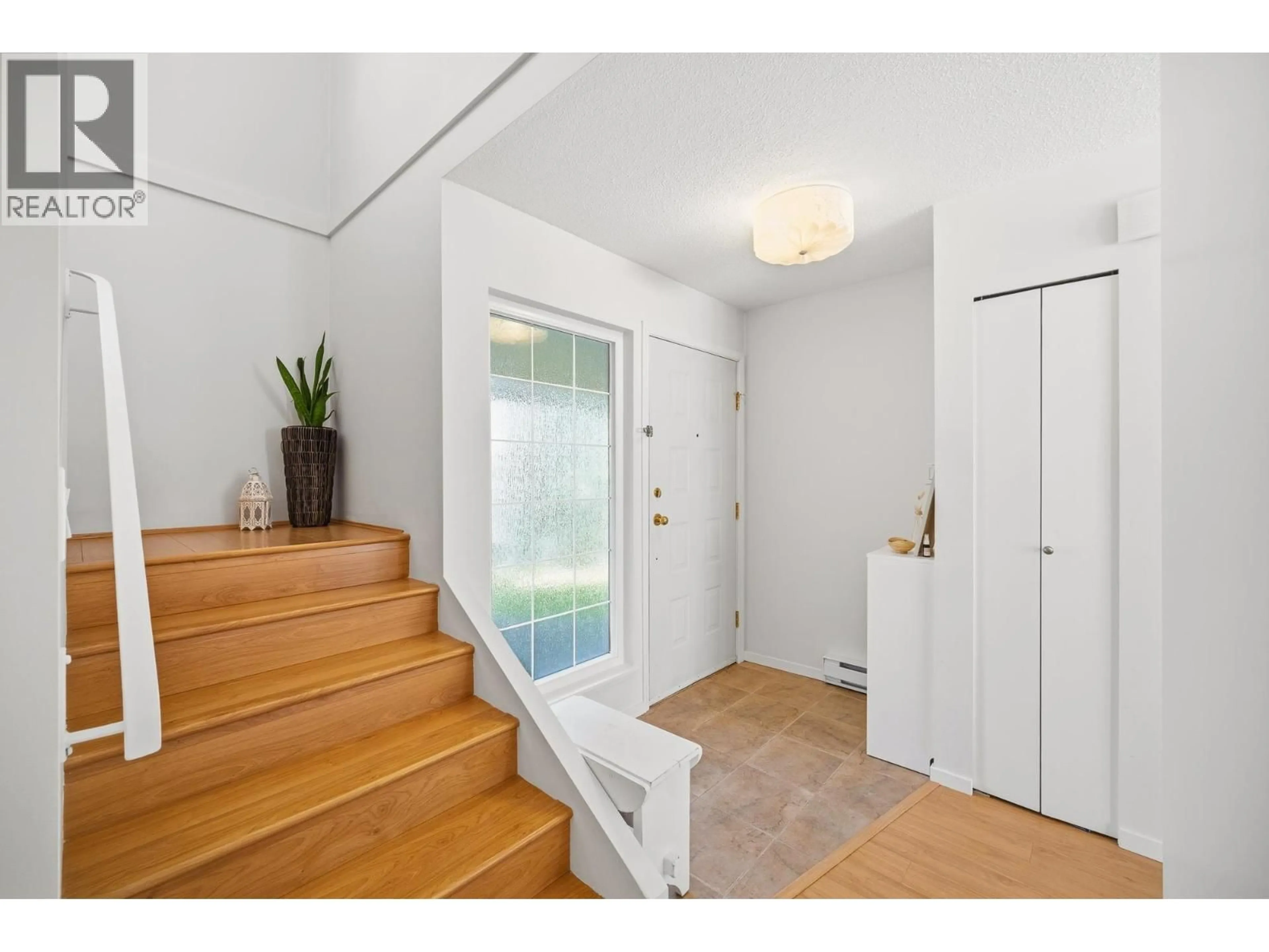 Indoor entryway for 1309 MAHON AVENUE, North Vancouver British Columbia V7M2S2