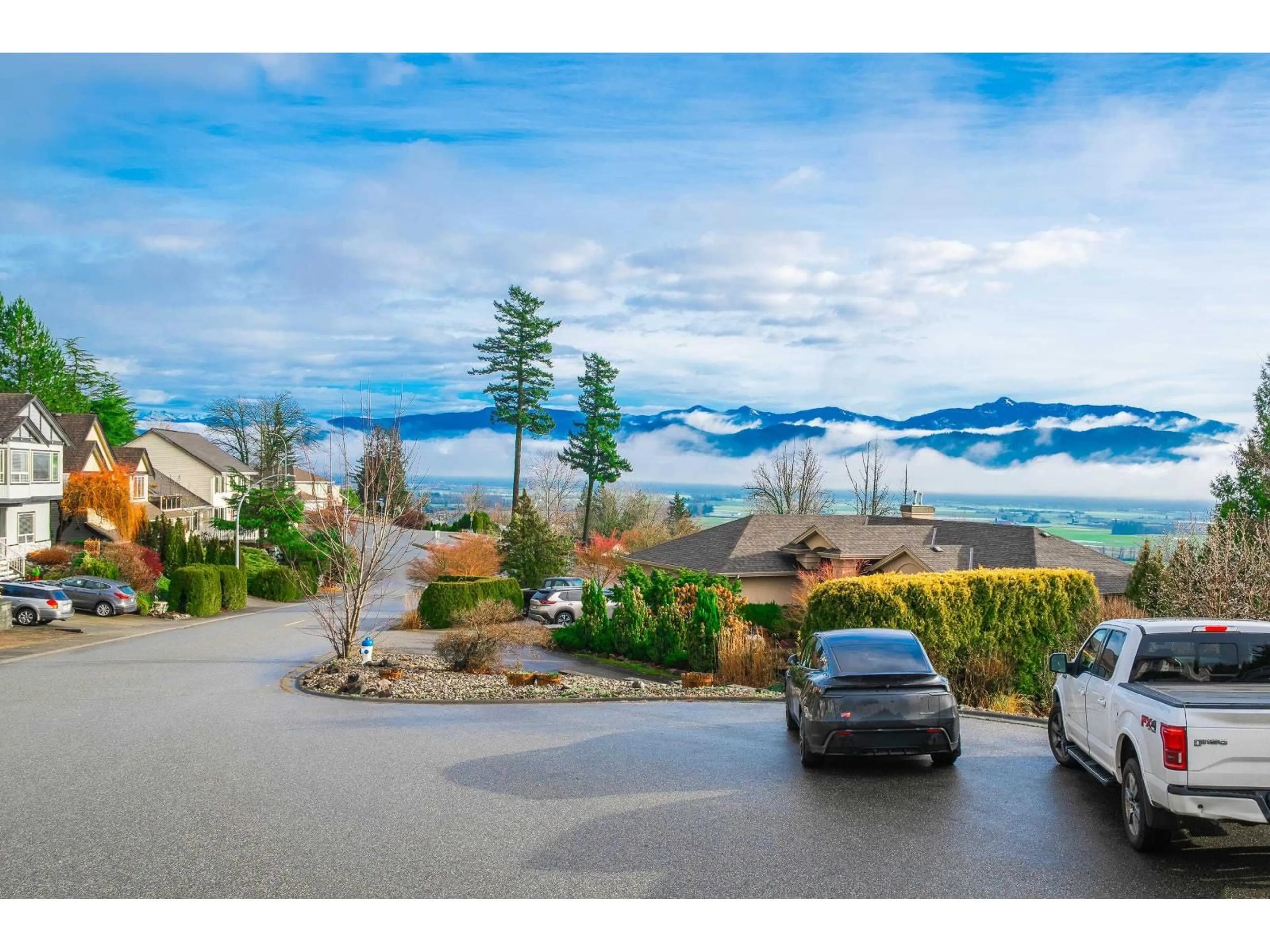 A pic from outside/outdoor area/front of a property/back of a property/a pic from drone, mountain view for 36010 SPYGLASS COURT, Abbotsford British Columbia V3G2W7