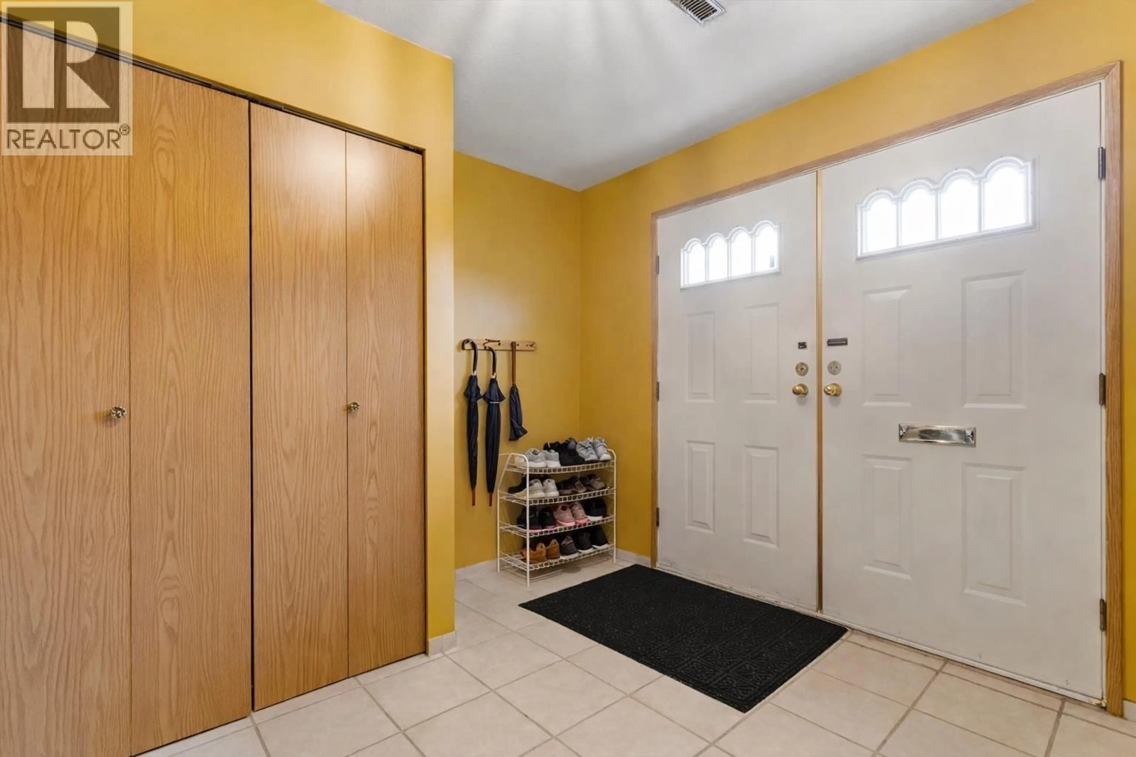 Indoor entryway for 7477 19TH AVENUE, Burnaby British Columbia V3N1E5