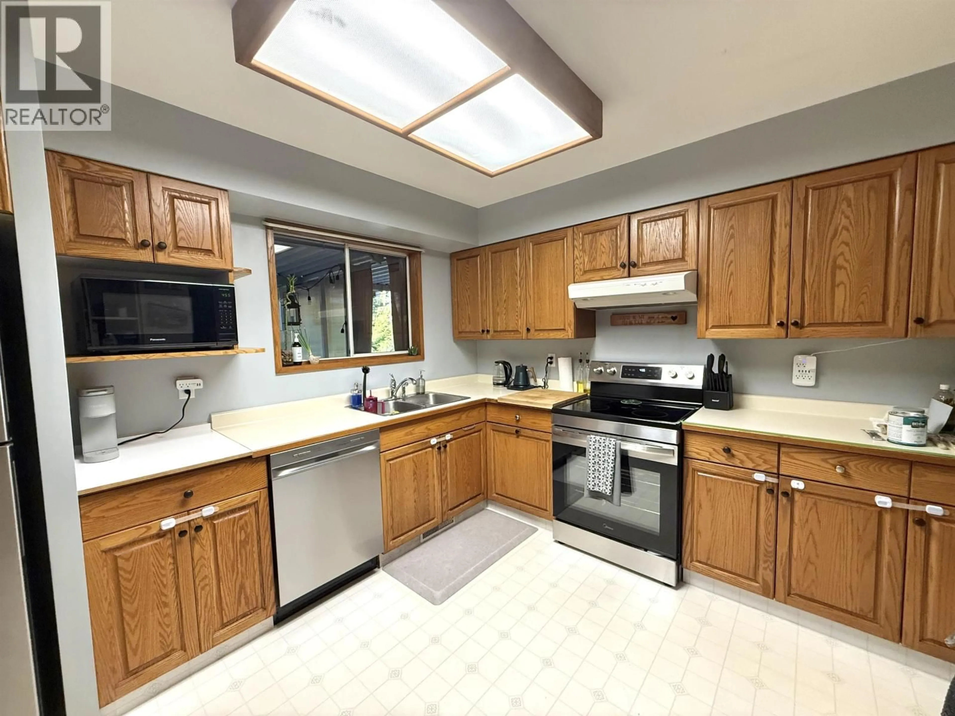 Standard kitchen, ceramic/tile floor for 1167 LABURNUM AVENUE, Port Coquitlam British Columbia V3B1K2