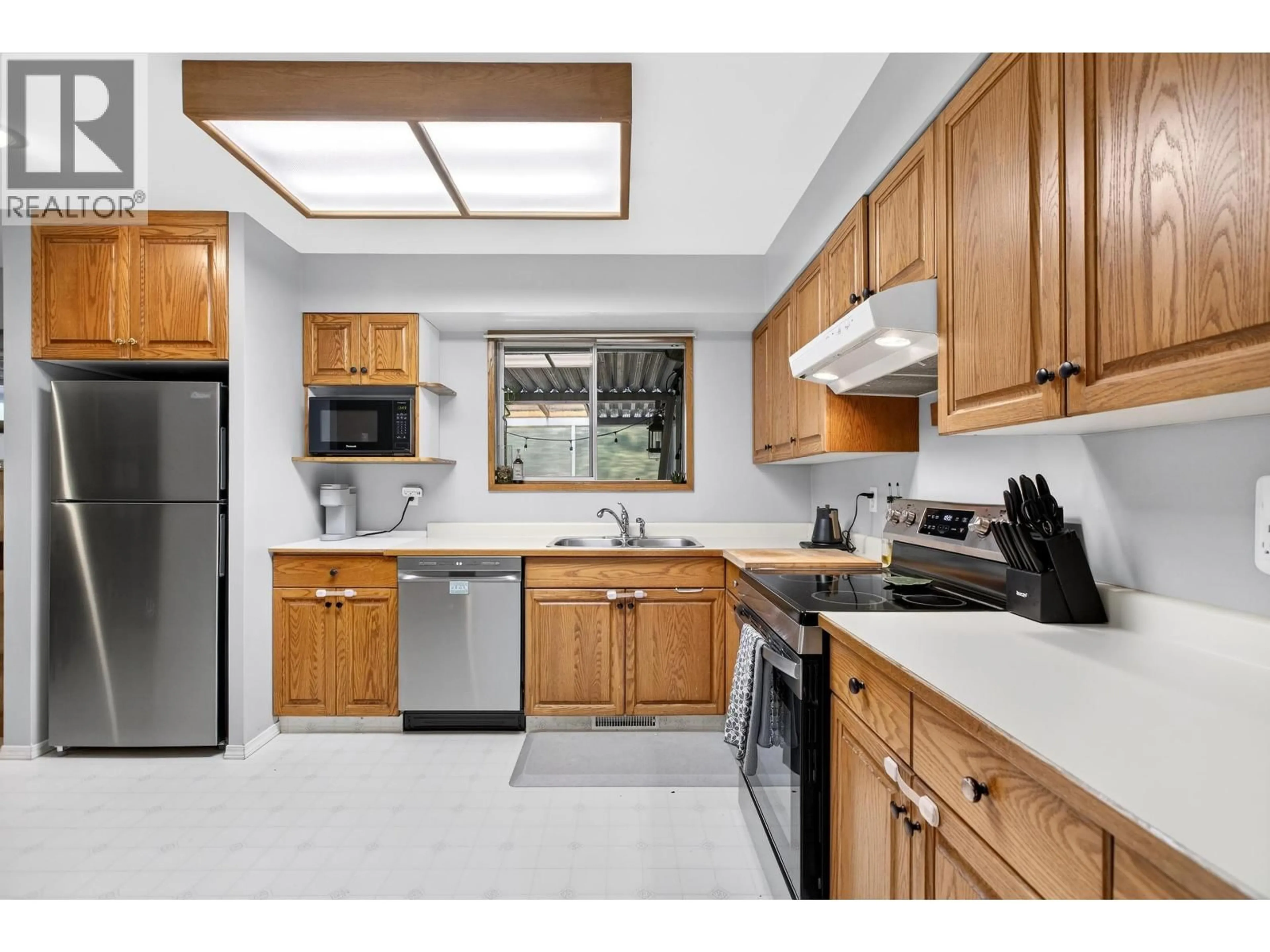 Standard kitchen, ceramic/tile floor for 1167 LABURNUM AVENUE, Port Coquitlam British Columbia V3B1K2