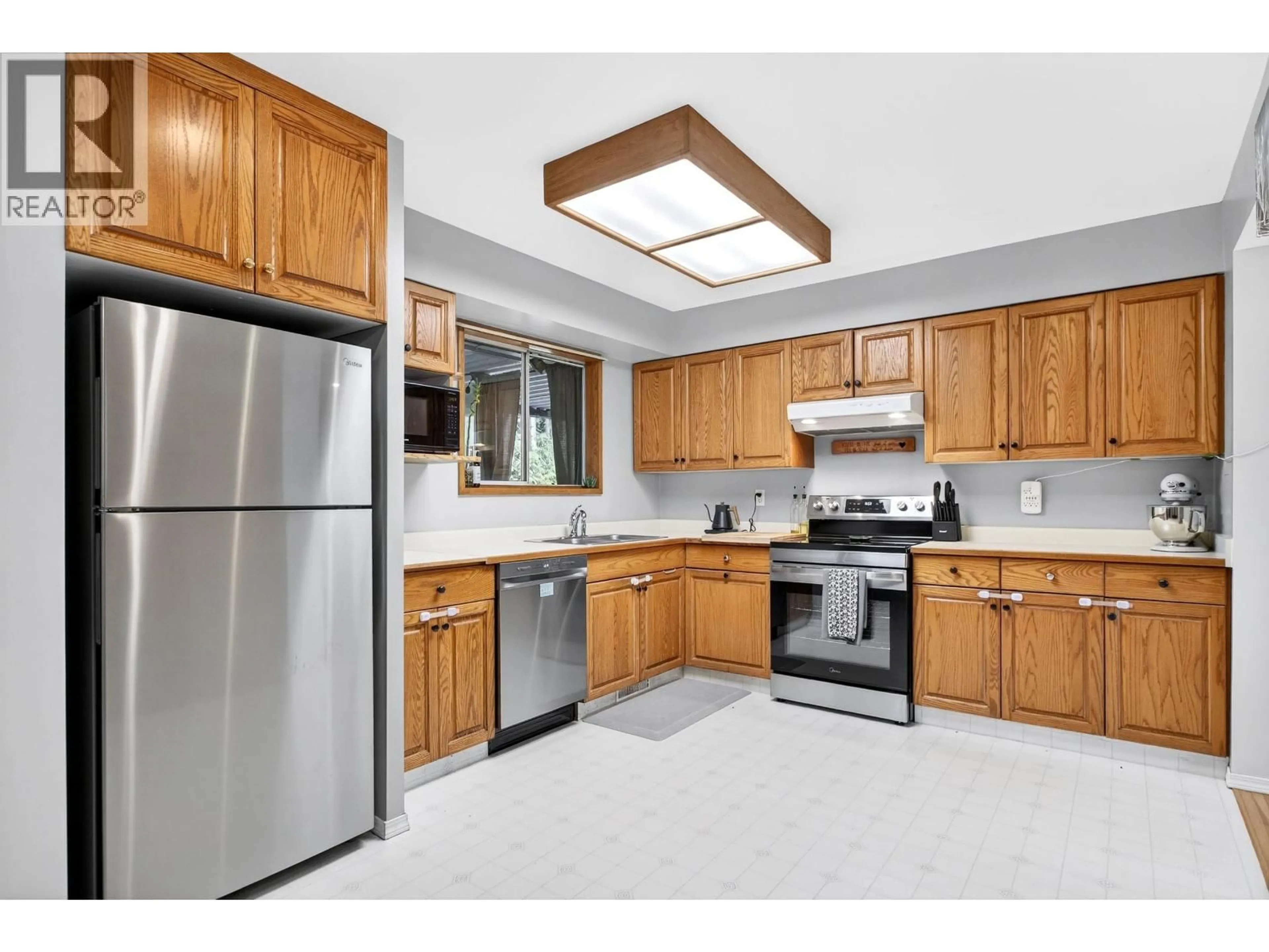 Standard kitchen, ceramic/tile floor for 1167 LABURNUM AVENUE, Port Coquitlam British Columbia V3B1K2