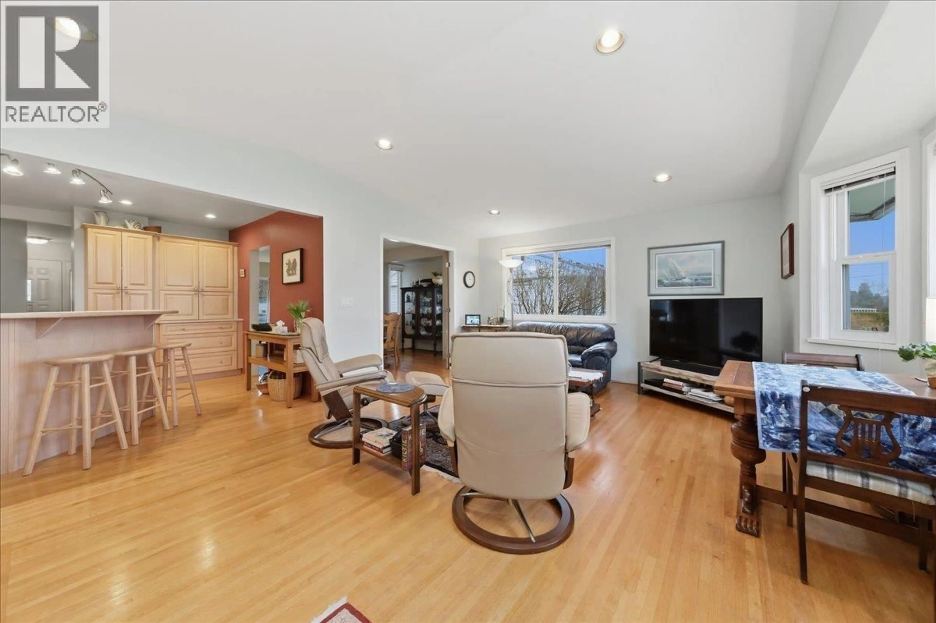 Living room with furniture, unknown for 3776 ARBOR STREET, Burnaby British Columbia V5J1T4