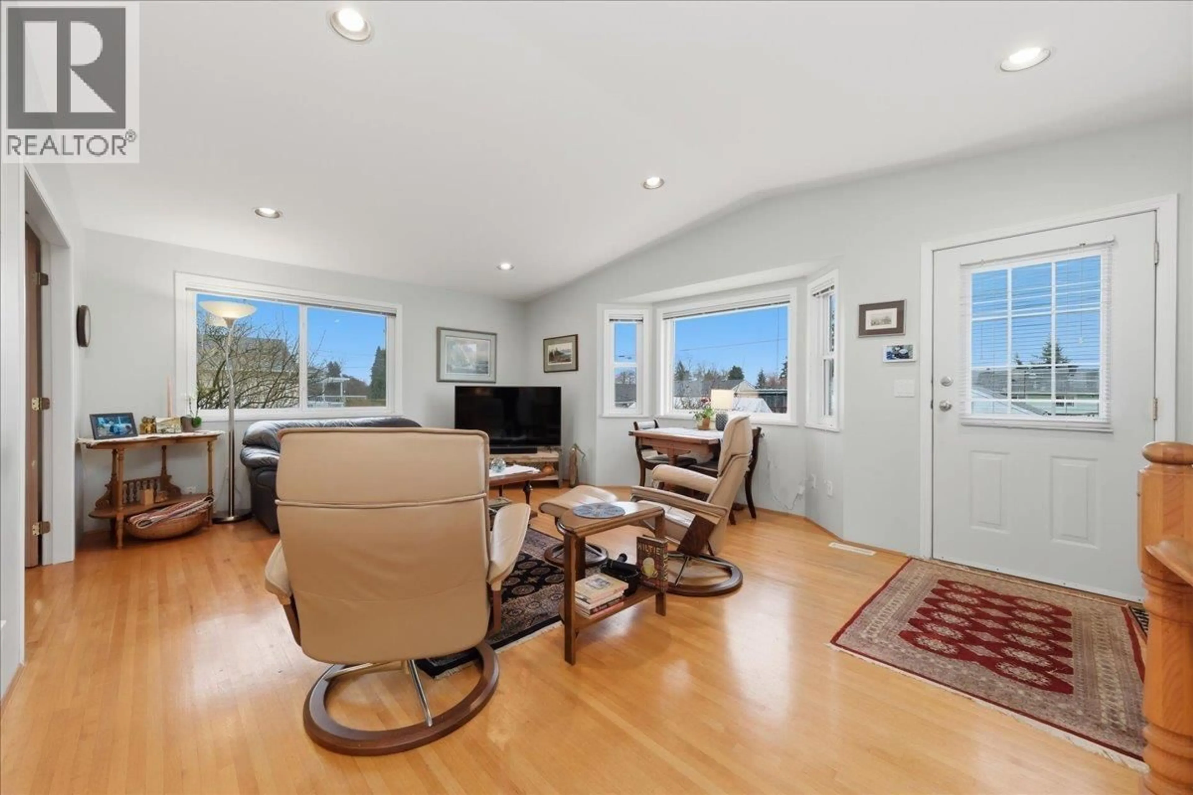 Living room with furniture, unknown for 3776 ARBOR STREET, Burnaby British Columbia V5J1T4