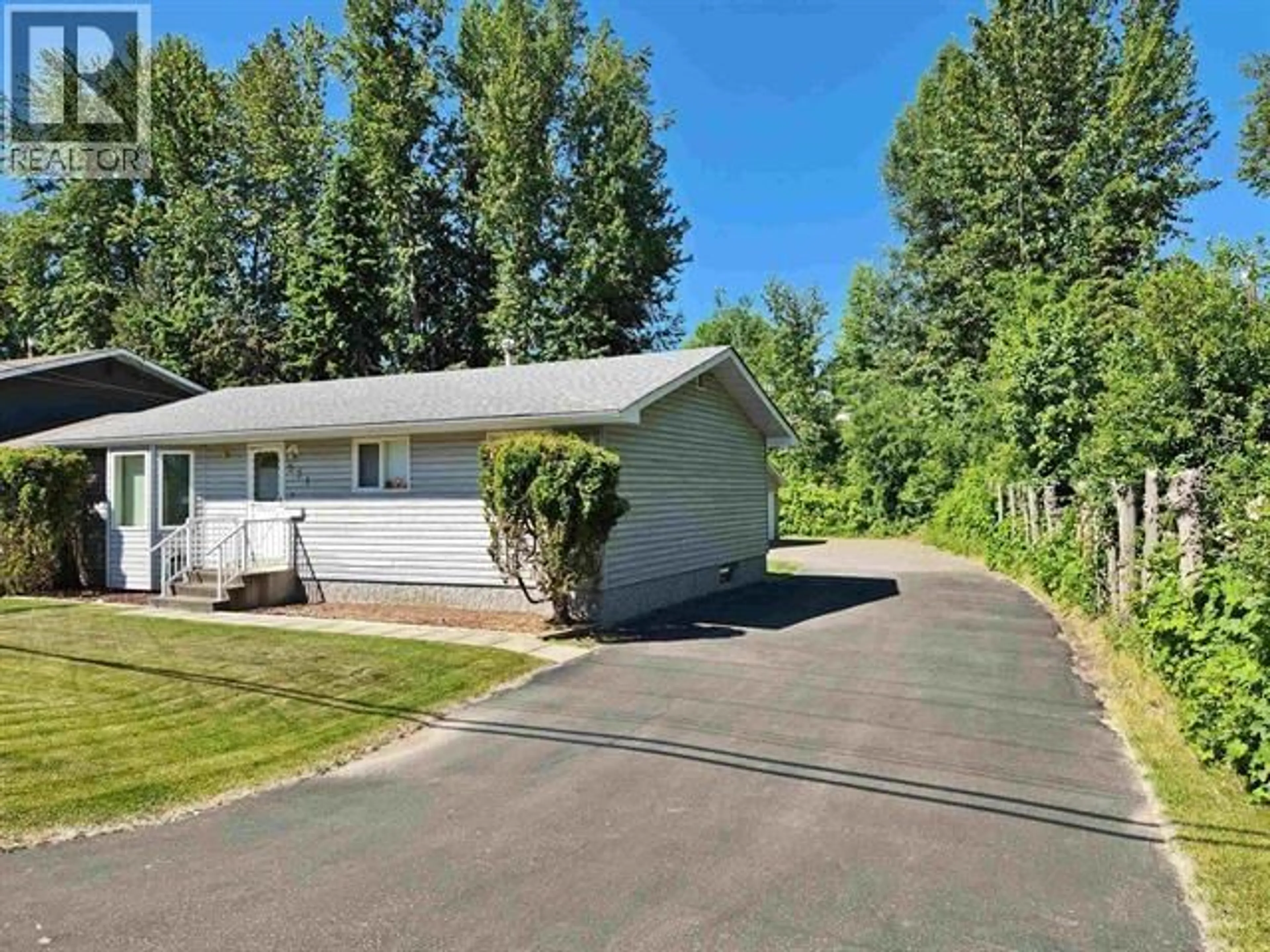 A pic from outside/outdoor area/front of a property/back of a property/a pic from drone, street for 571 PERRY STREET, Quesnel British Columbia V2J1P1