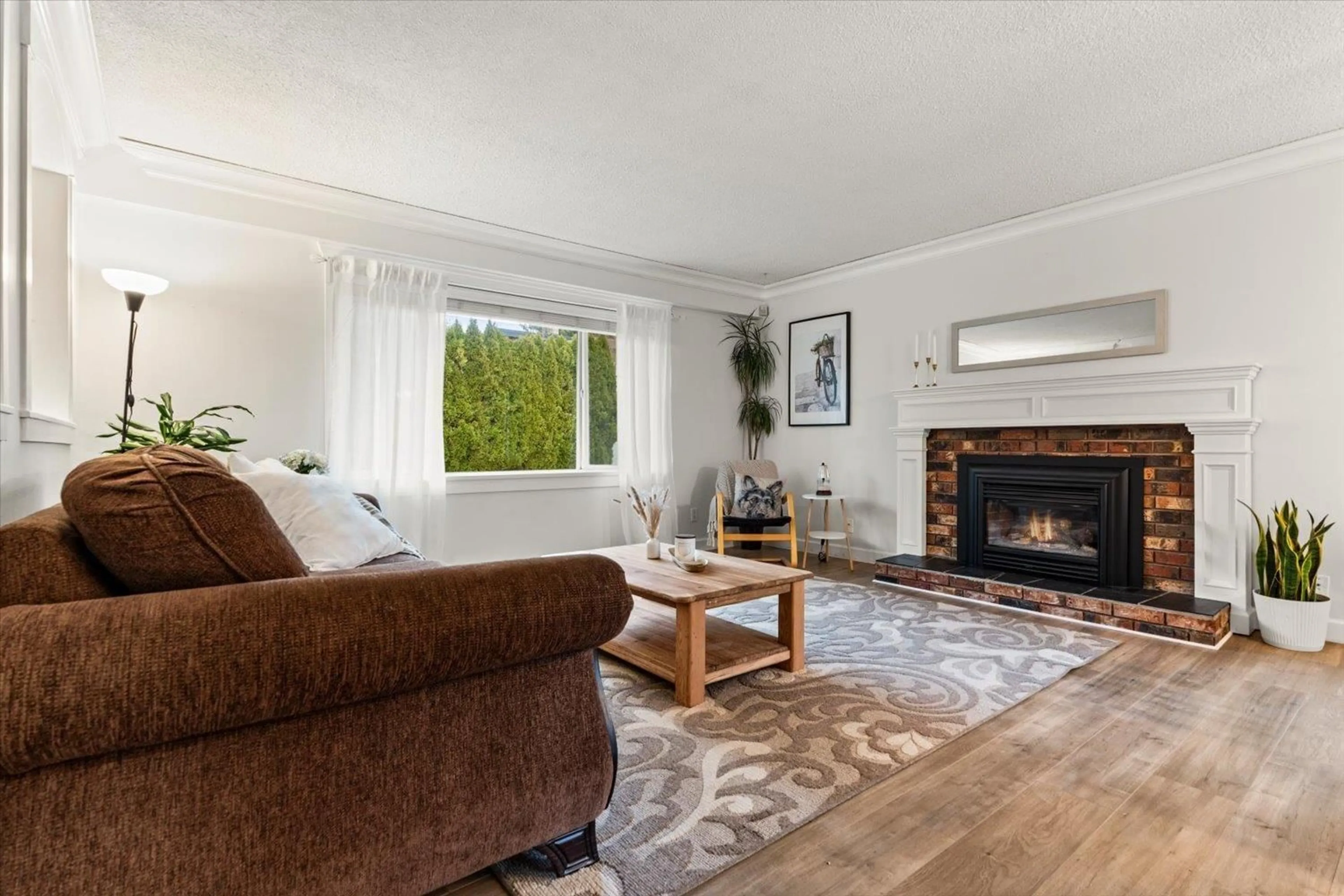 Living room with furniture, wood/laminate floor for 32562 FLEMING AVENUE, Mission British Columbia V2V2G9