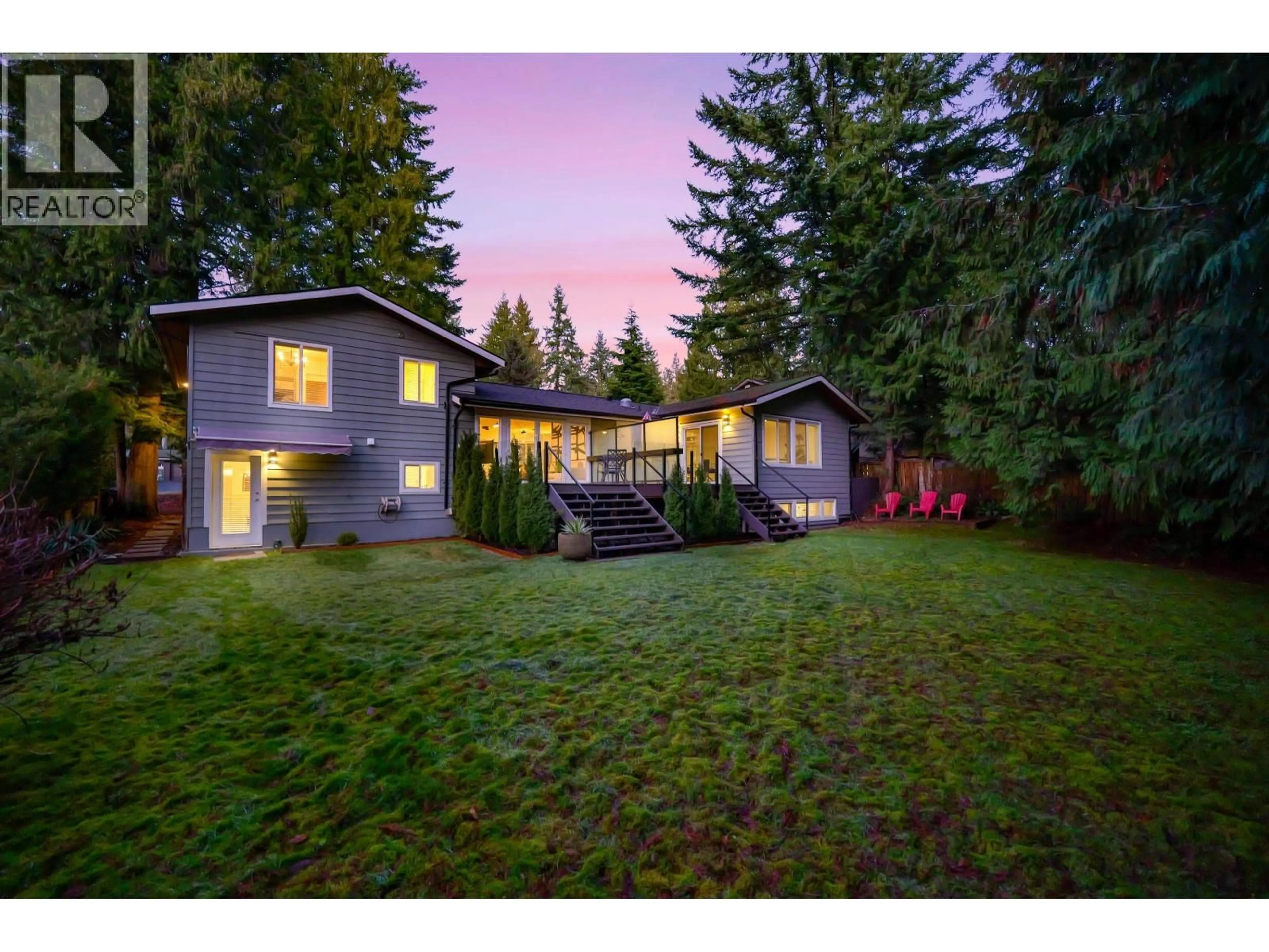 A pic from outside/outdoor area/front of a property/back of a property/a pic from drone, unknown for 2568 THE BOULEVARD, Squamish British Columbia V8B0P1