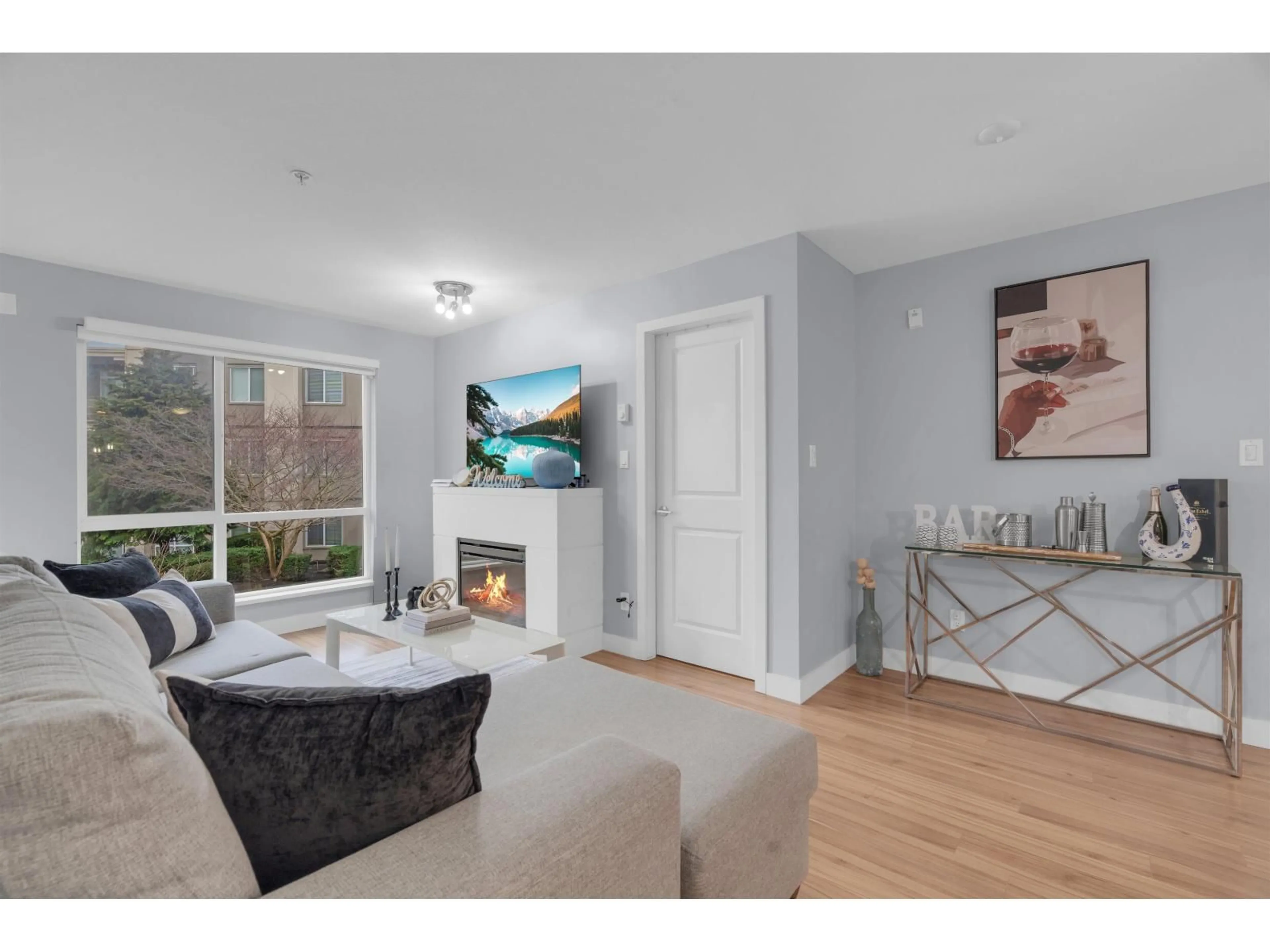 Living room with furniture, wood/laminate floor for 352 - 15850 26 AVENUE, Surrey British Columbia V3Z2N6