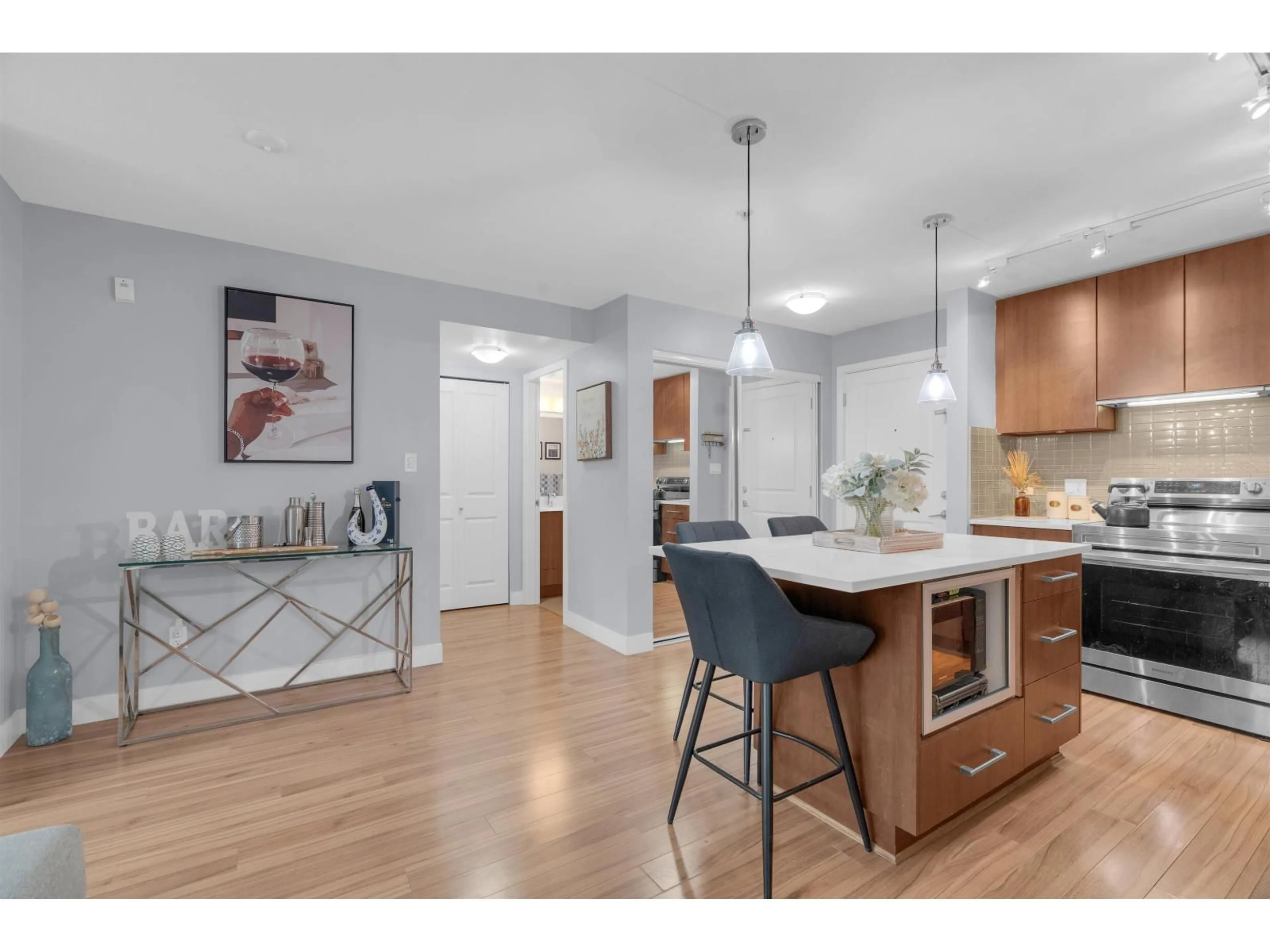 Open concept kitchen, wood/laminate floor for 352 - 15850 26 AVENUE, Surrey British Columbia V3Z2N6