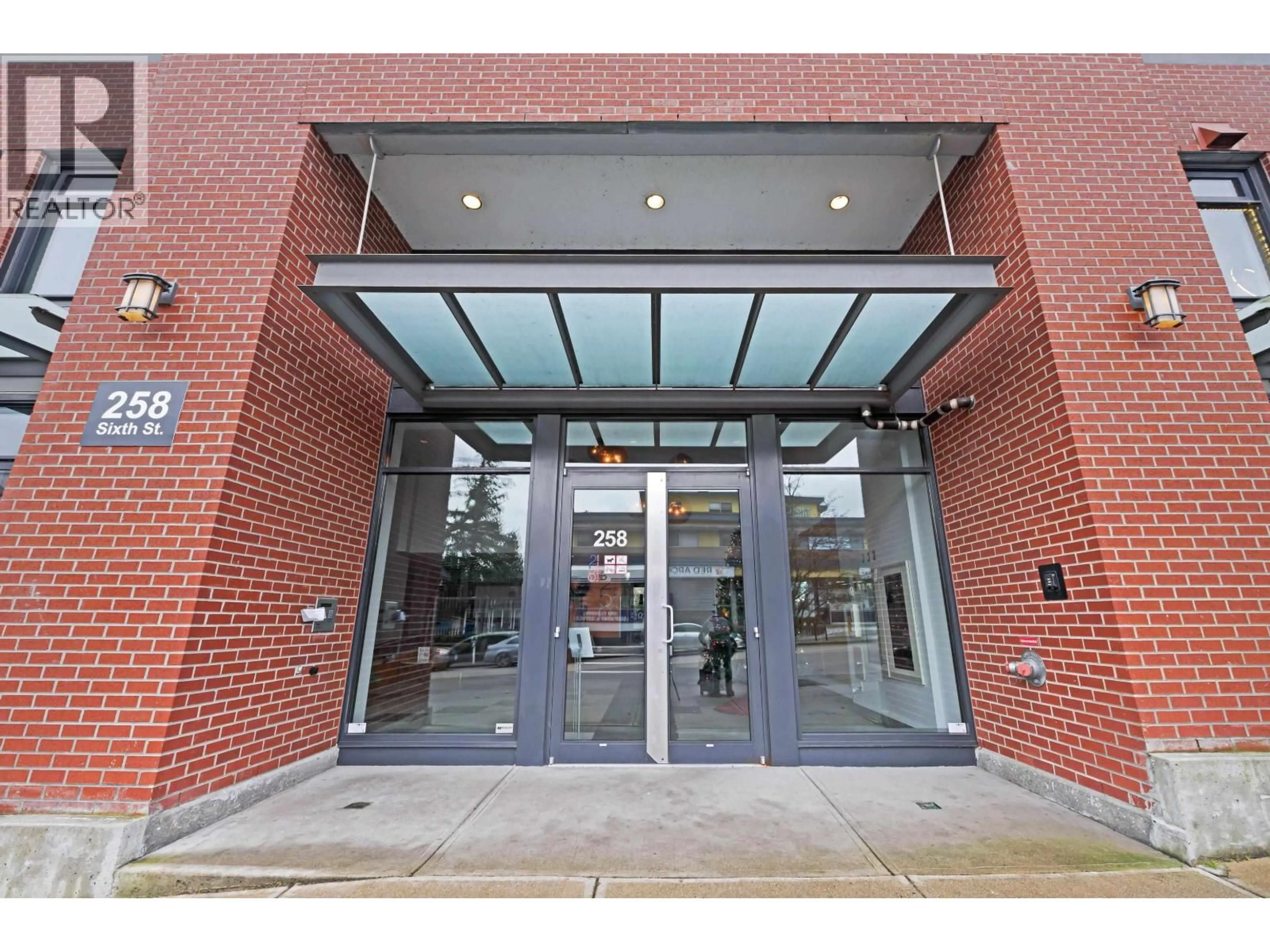 Indoor foyer for 110 - 258 SIXTH STREET, New Westminster British Columbia V3L0G6