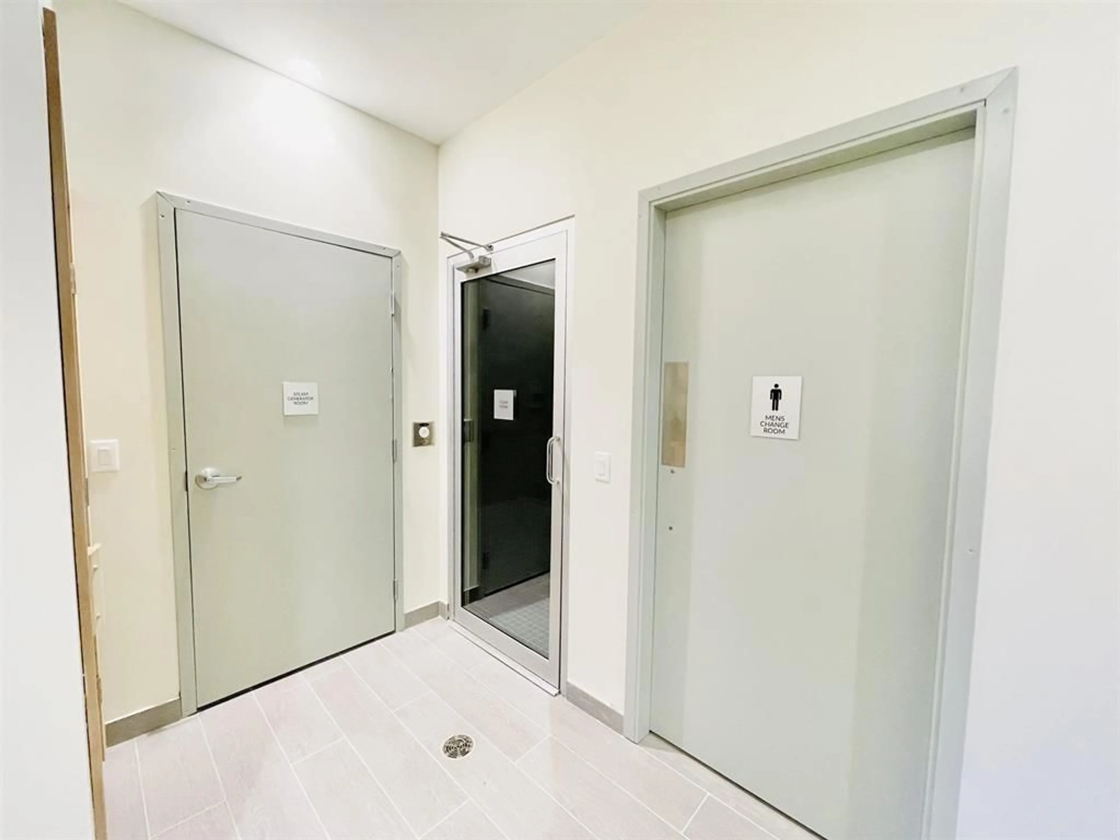 Indoor foyer for 303 - 1588 JOHNSTON ROAD, White Rock British Columbia V4B0C5