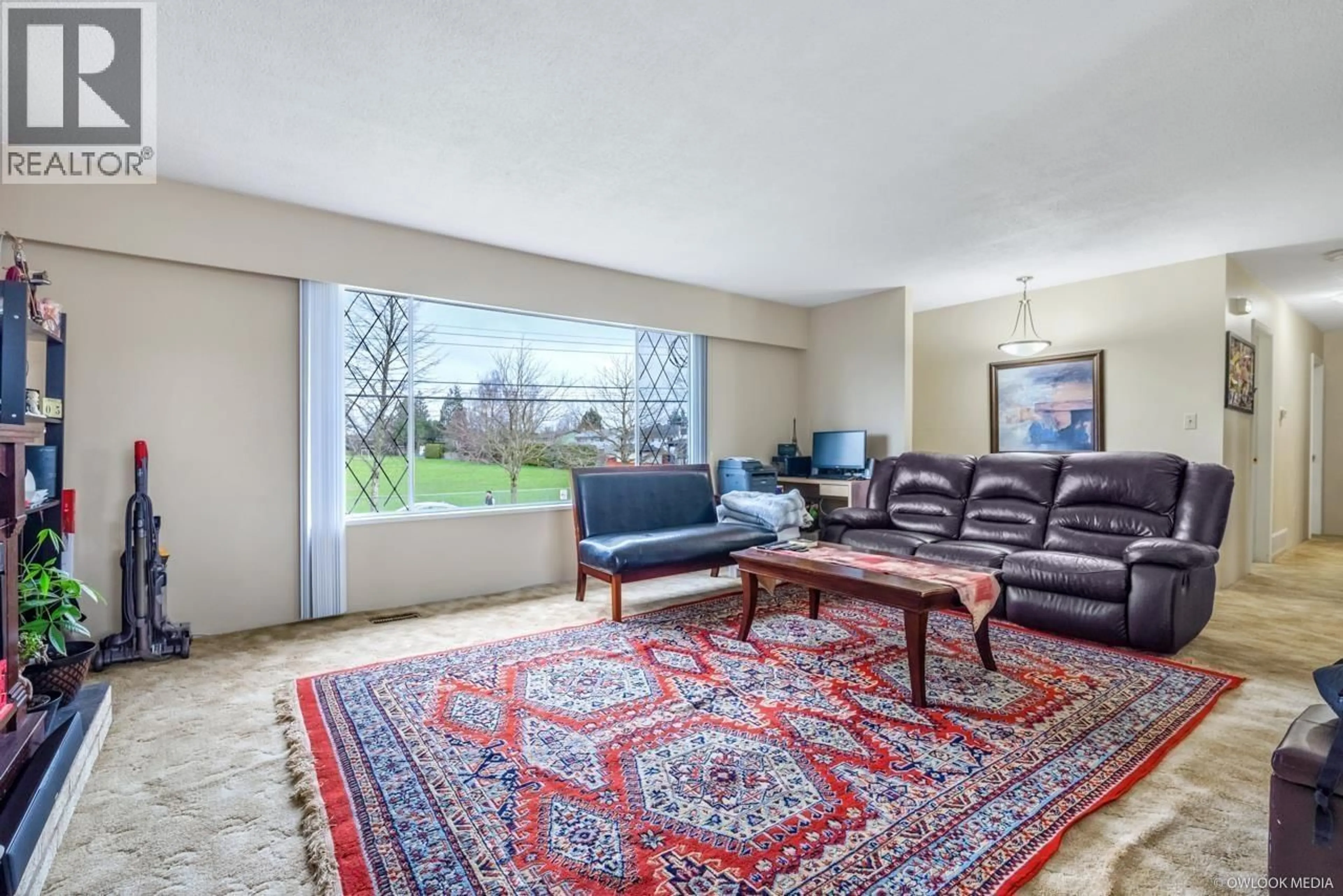 Living room with furniture, carpet floor for 4933 44 AVENUE, Delta British Columbia V4K1B9