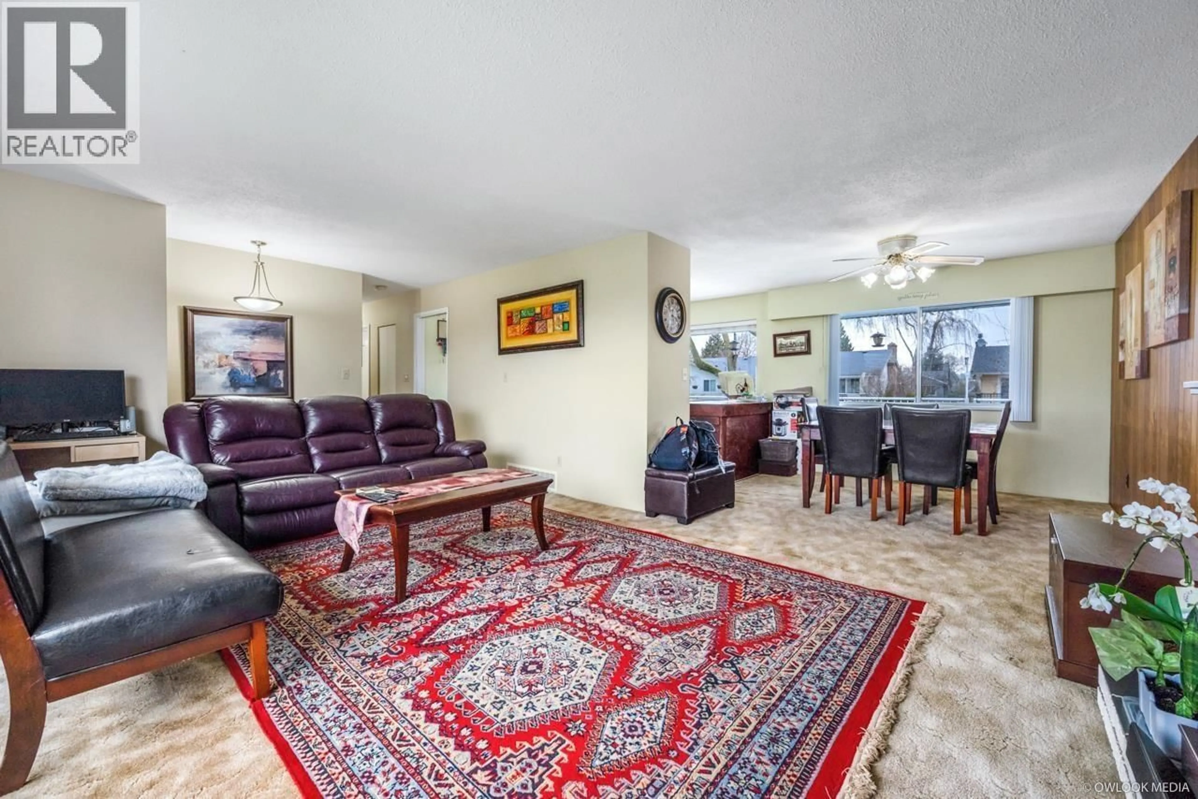Living room with furniture, carpet floor for 4933 44 AVENUE, Delta British Columbia V4K1B9