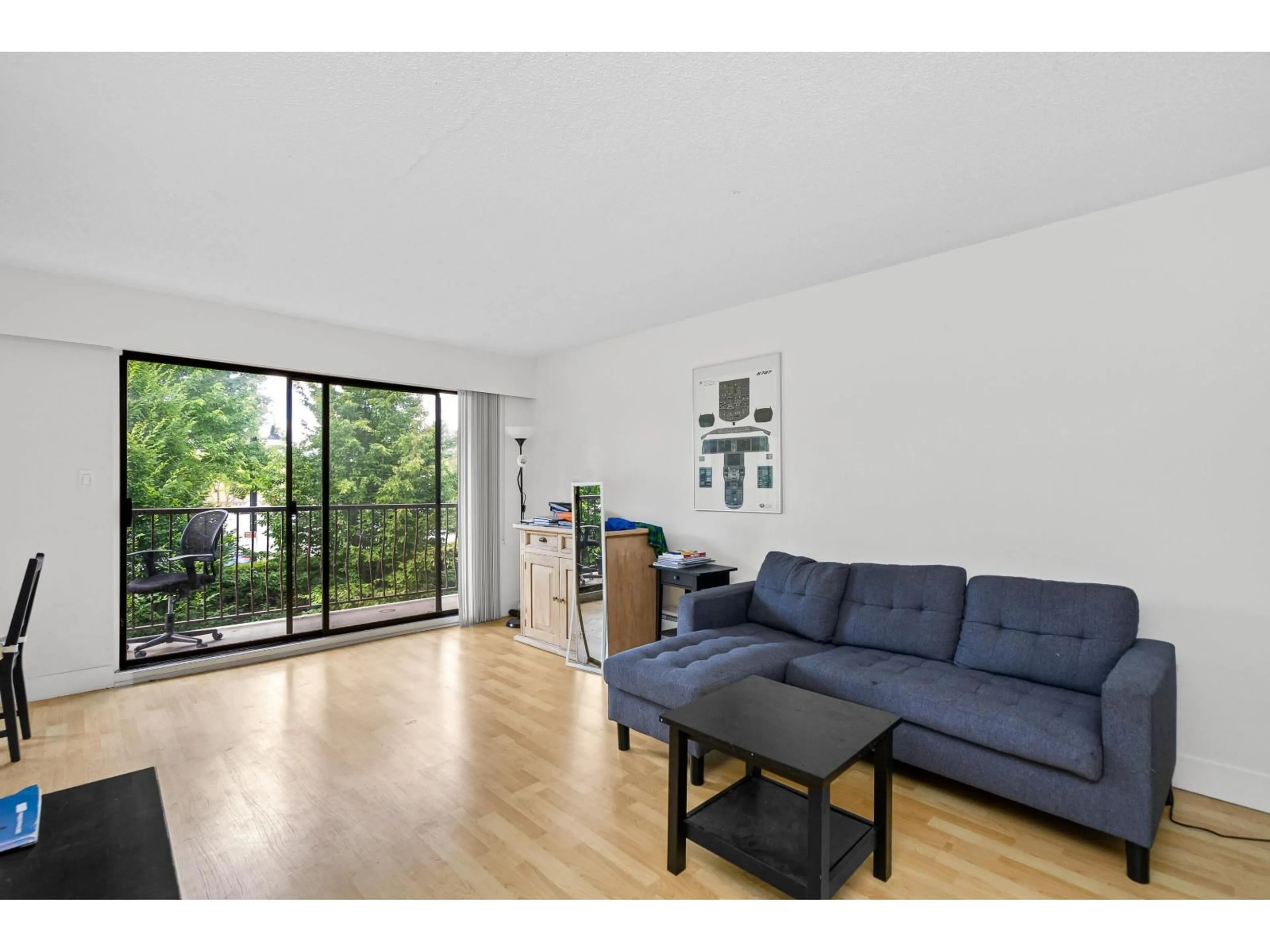 Living room with furniture, wood/laminate floor for 347 - 1909 SALTON ROAD, Abbotsford British Columbia V2S5B6