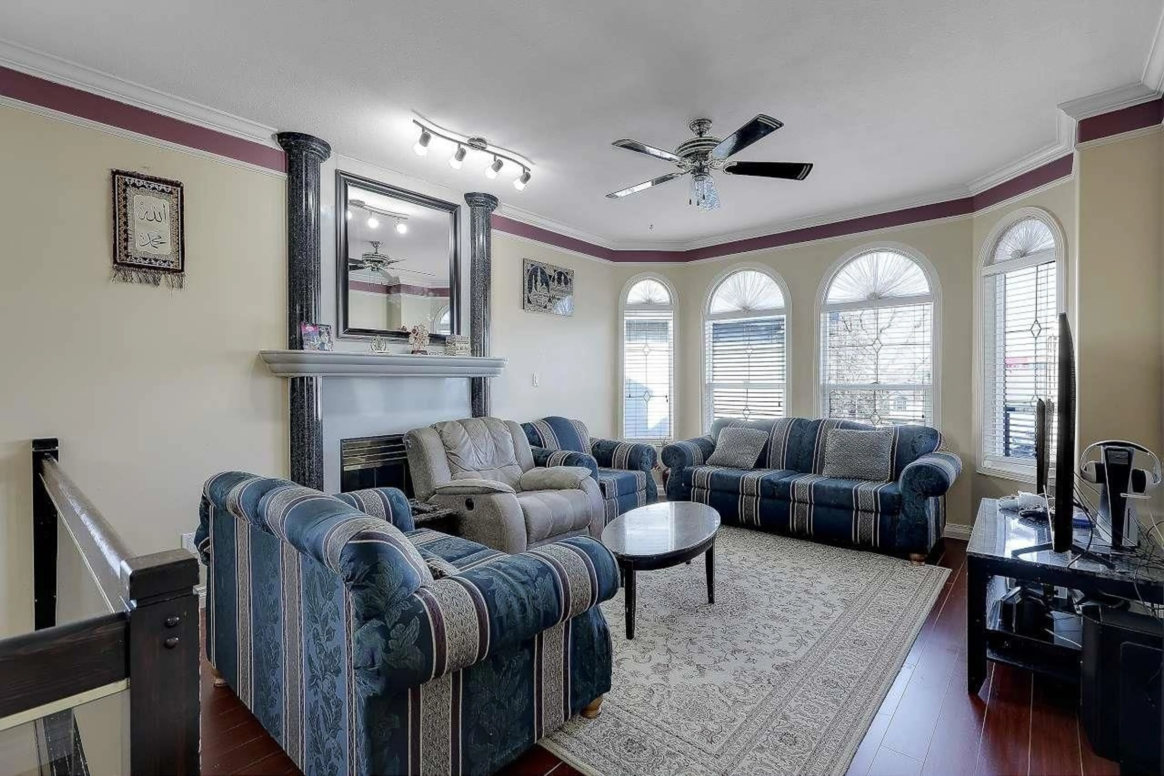 Living room with furniture, unknown for 7563 127 STREET, Surrey British Columbia V3W0G2