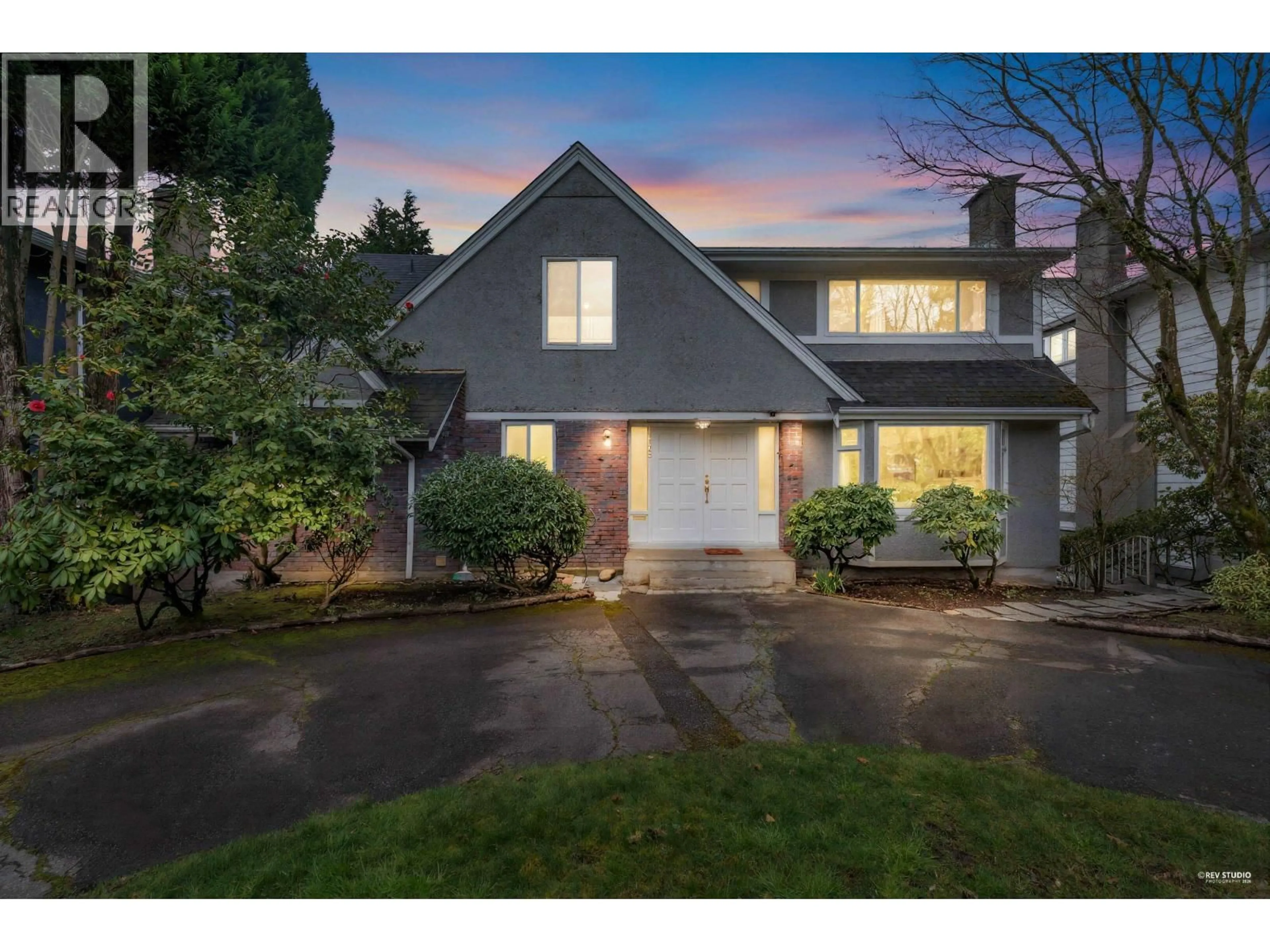 A pic from outside/outdoor area/front of a property/back of a property/a pic from drone, street for 4425 MAPLE STREET, Vancouver British Columbia V6J3V9