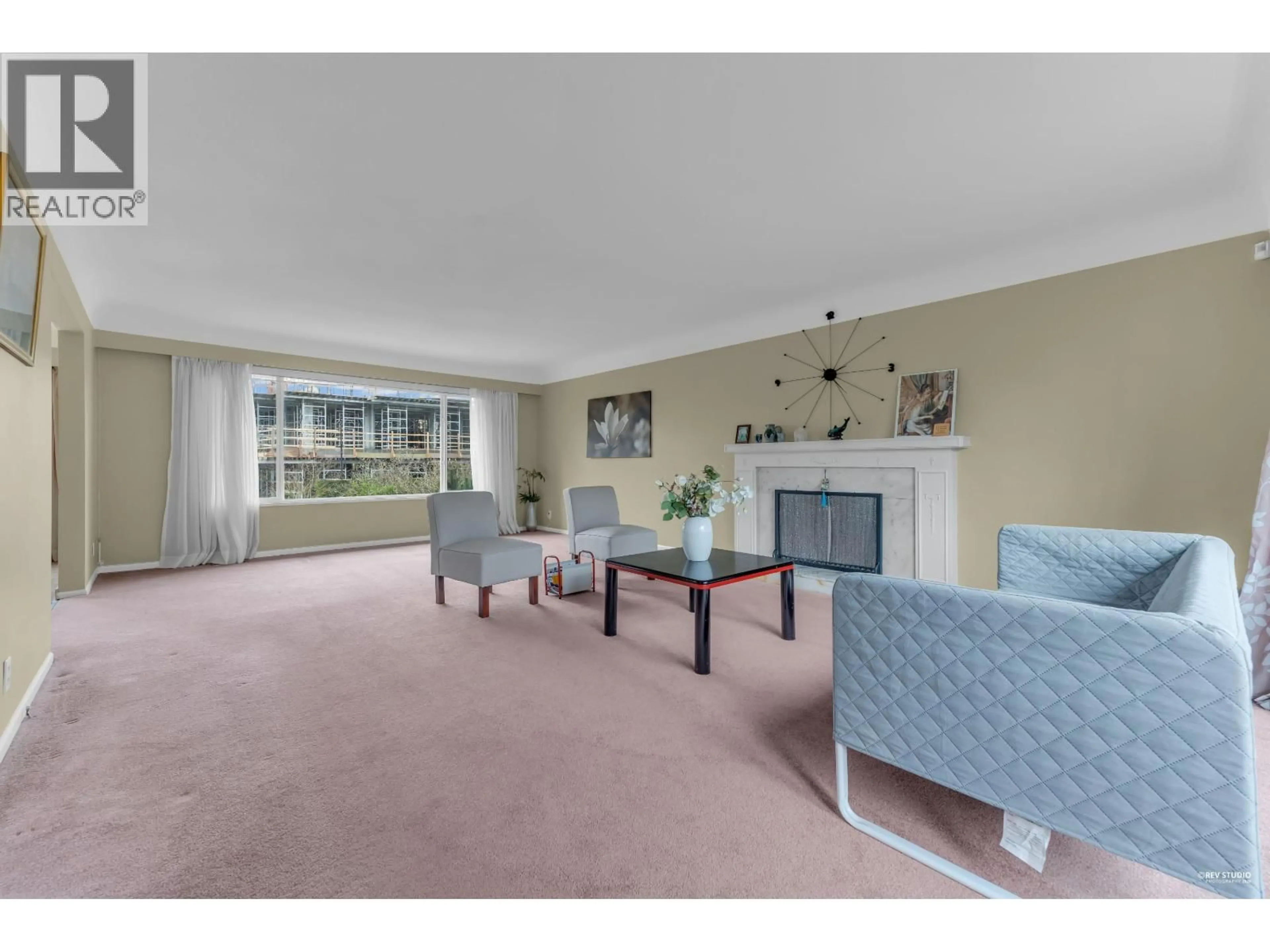 Living room with furniture, carpet floor for 4425 MAPLE STREET, Vancouver British Columbia V6J3V9