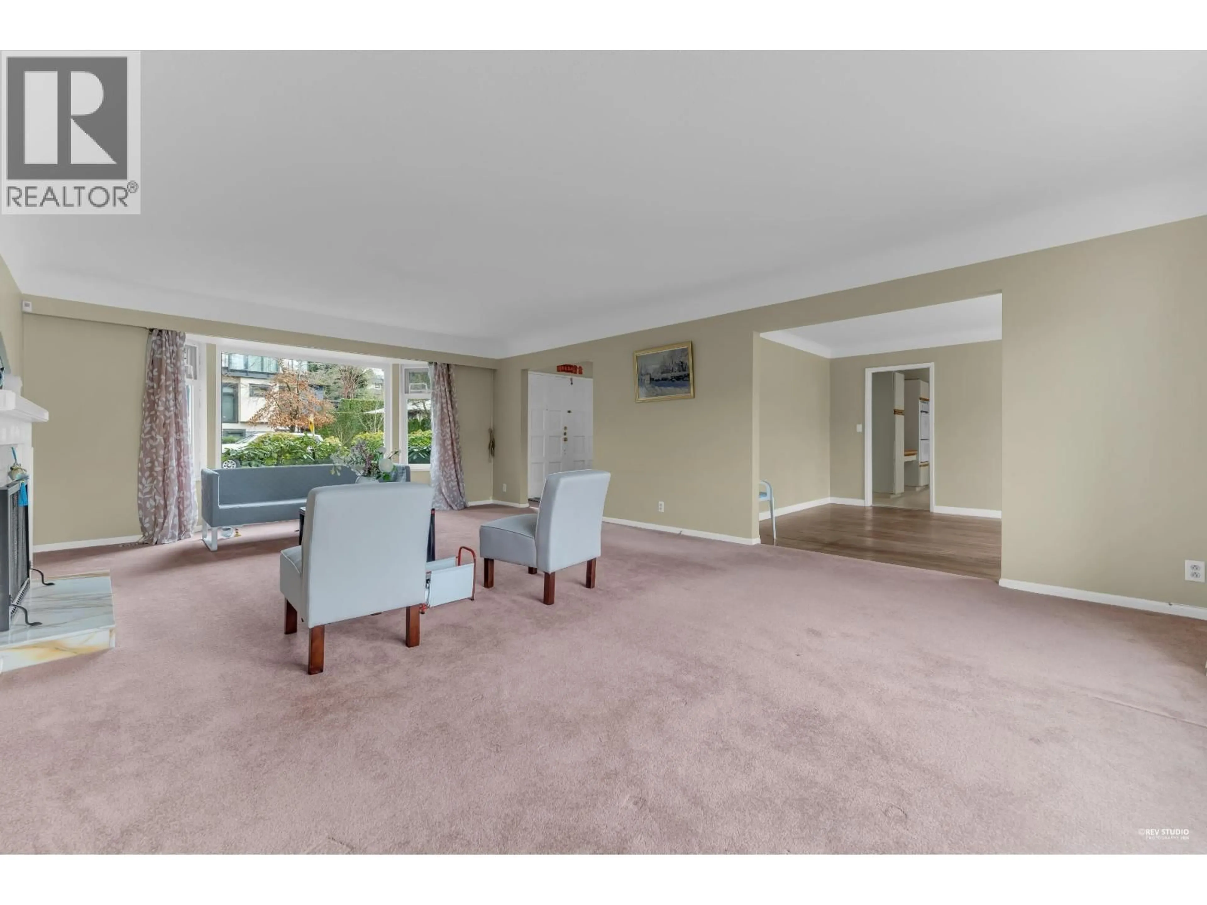 Living room with furniture, carpet floor for 4425 MAPLE STREET, Vancouver British Columbia V6J3V9