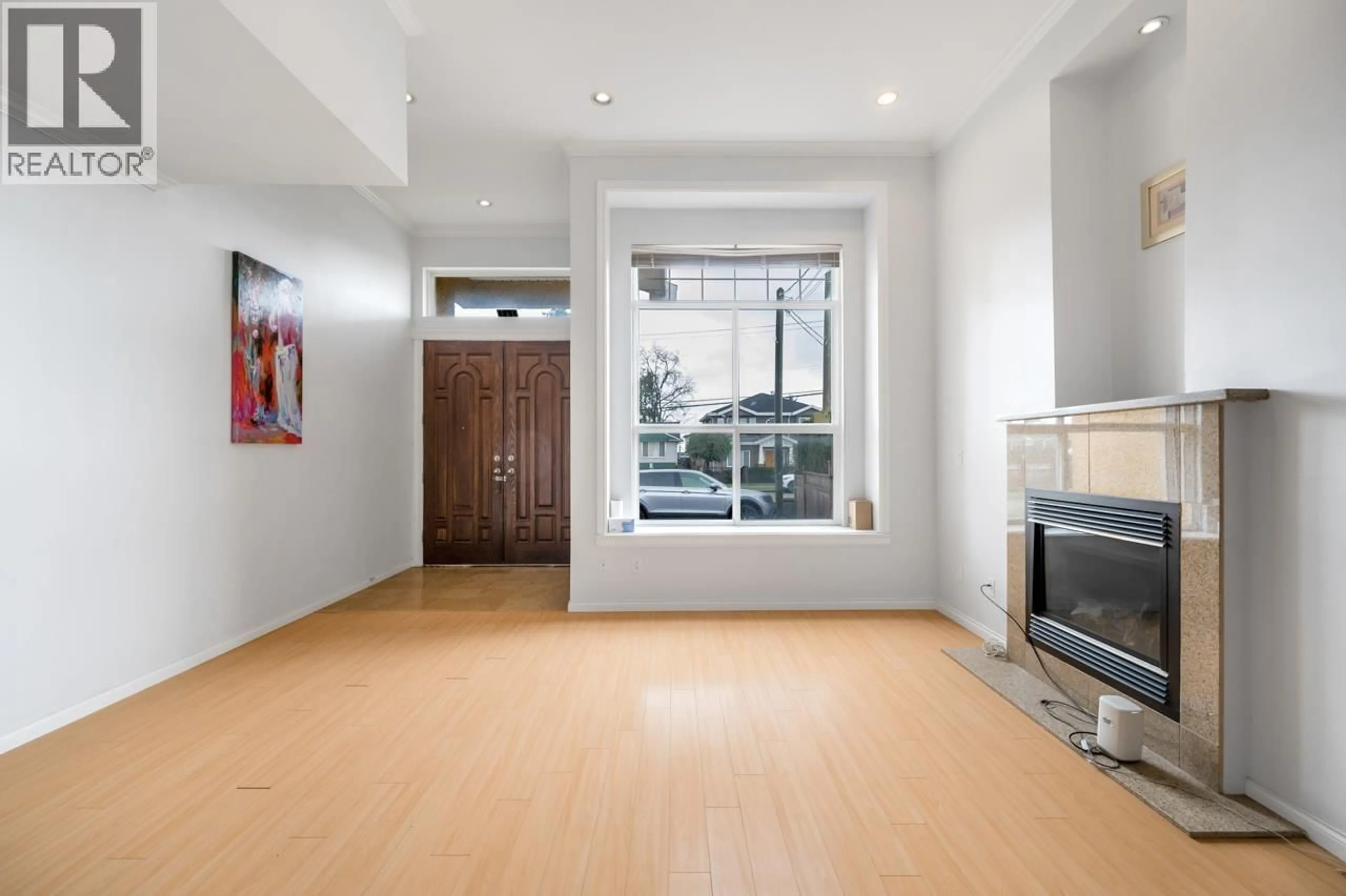 Indoor foyer for 5989 RUMBLE STREET, Burnaby British Columbia V5J2C6