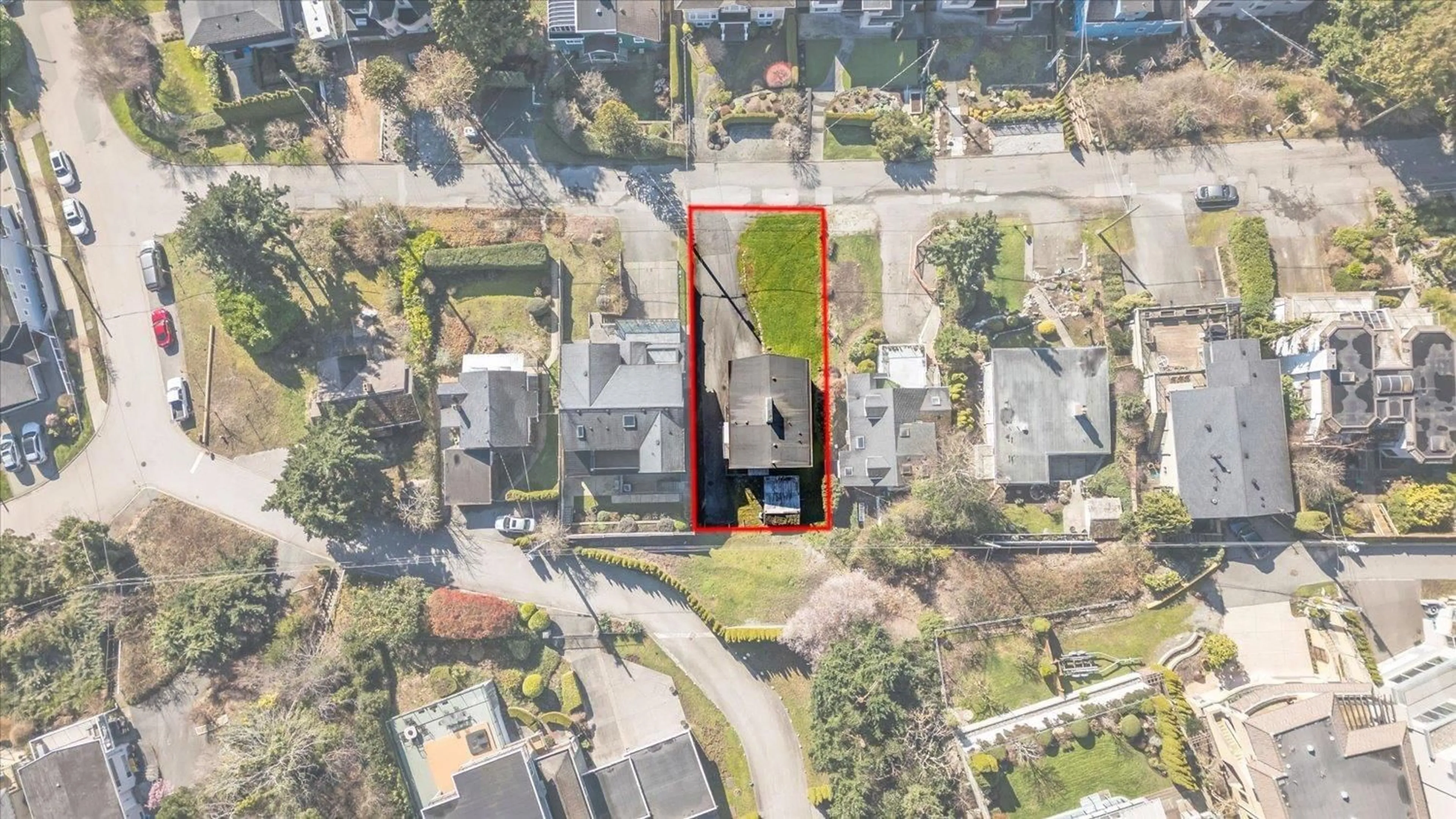A pic from outside/outdoor area/front of a property/back of a property/a pic from drone, street for 14667 BEACH AVENUE WEST, White Rock British Columbia V4B2T9
