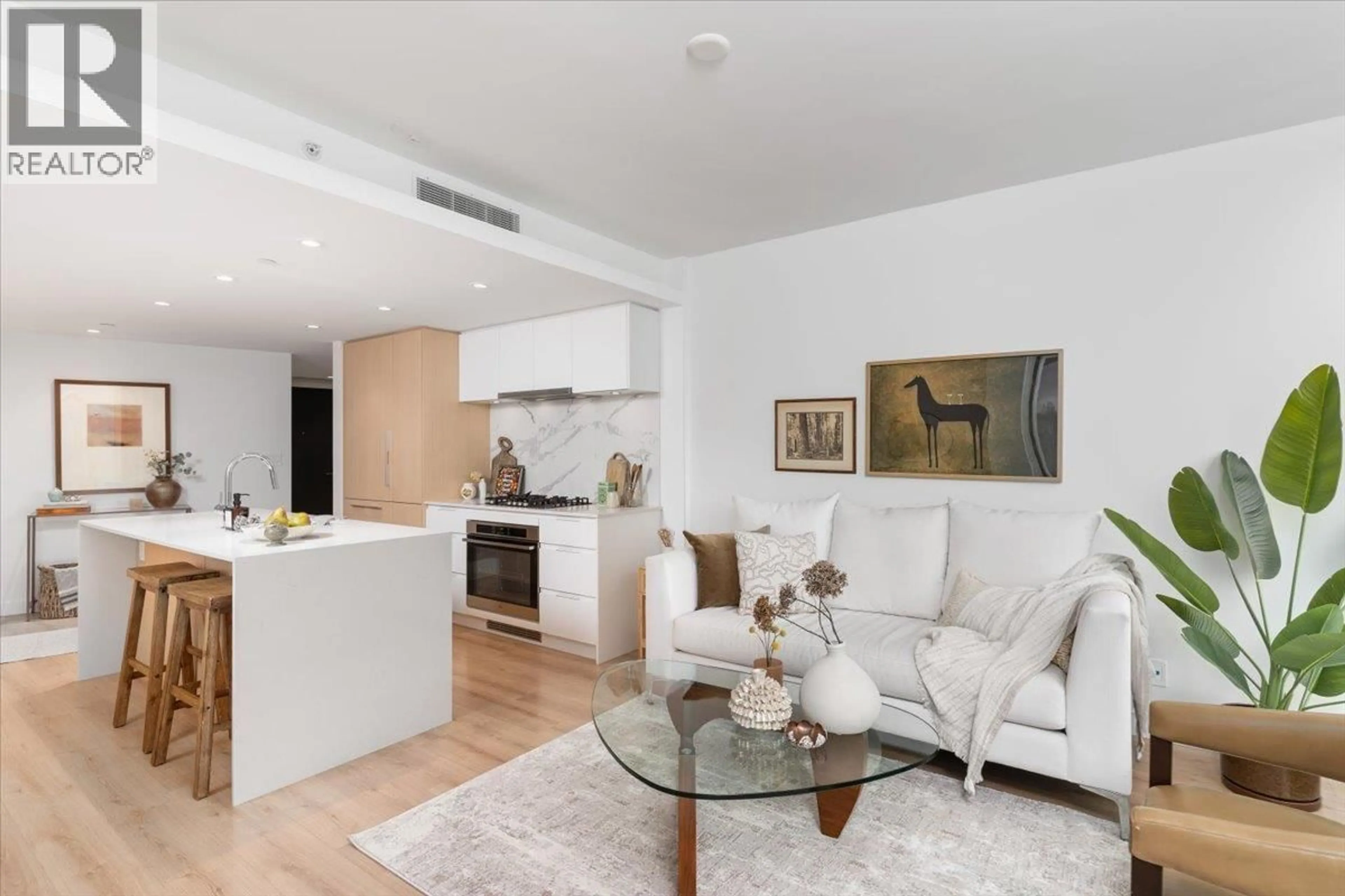 Living room with furniture, wood/laminate floor for 1509 - 1500 FERN STREET, North Vancouver British Columbia V7J0E6