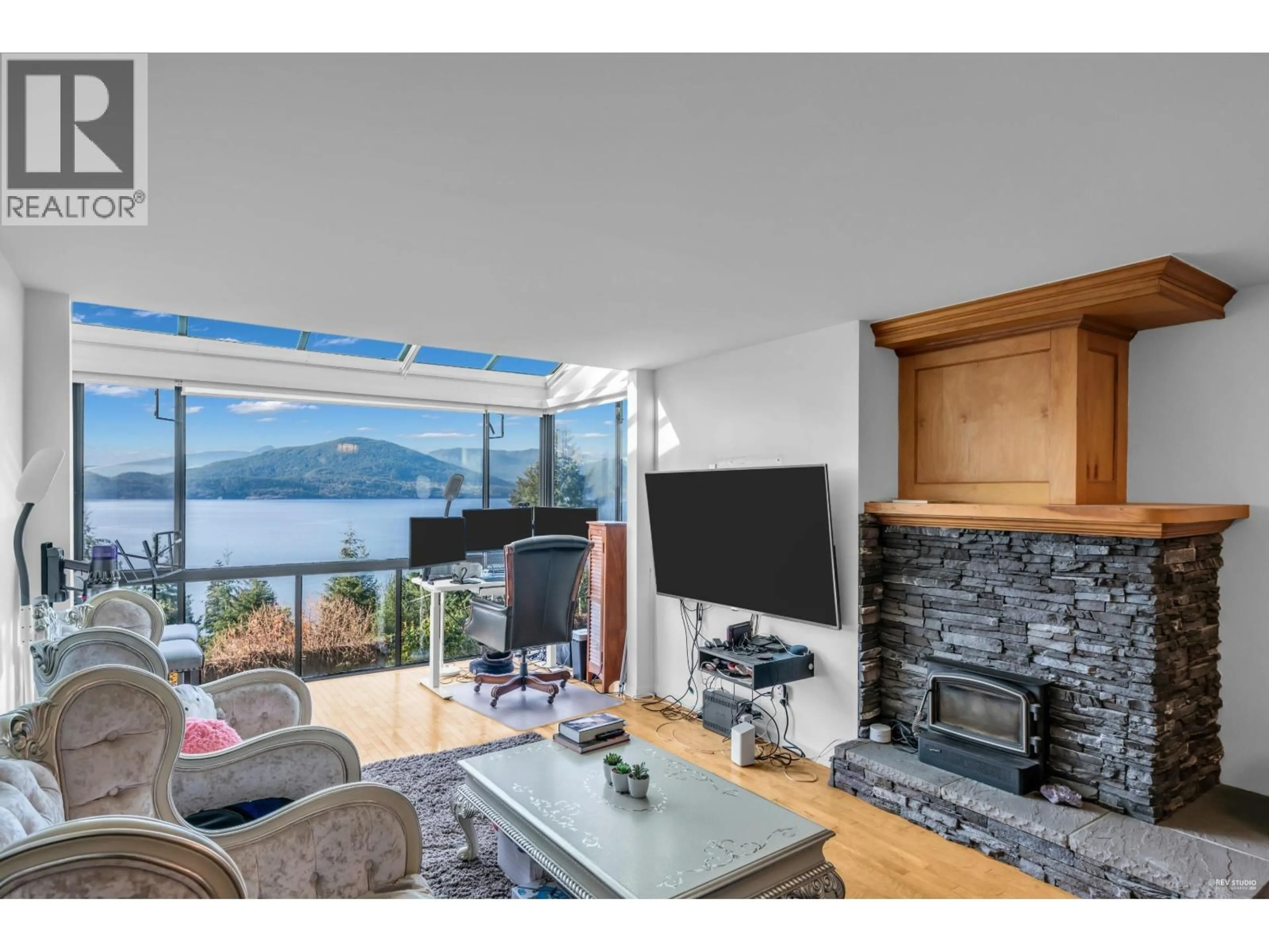 Living room with furniture, wood/laminate floor for 432 CROSSCREEK ROAD, Lions Bay British Columbia V0V0V0