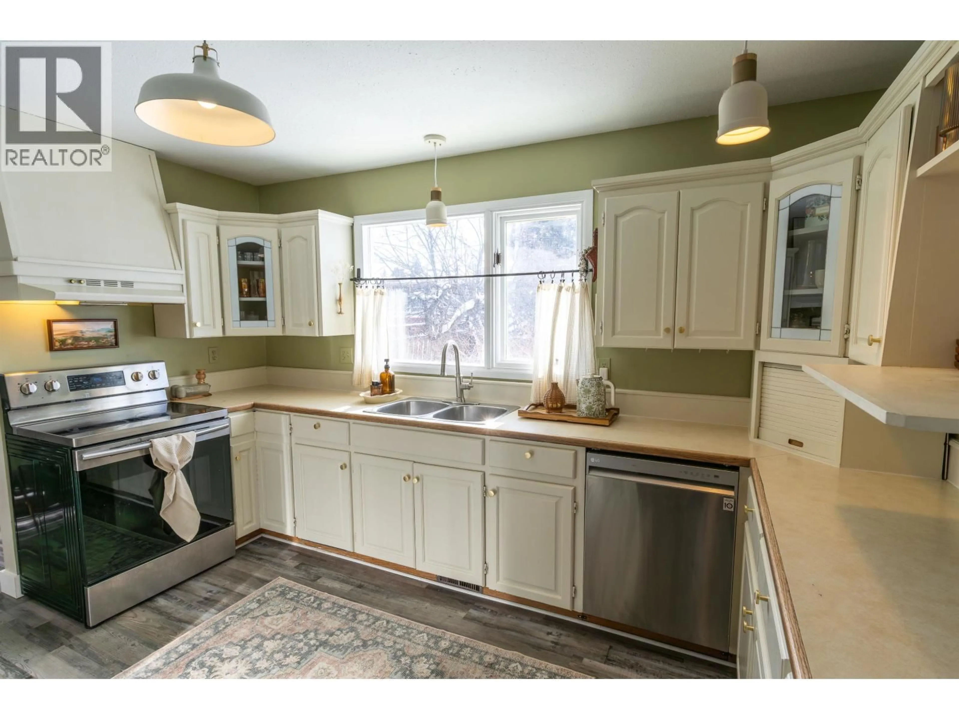 Standard kitchen, ceramic/tile floor for 10511 113 AVENUE, Fort St. John British Columbia V2K1T2