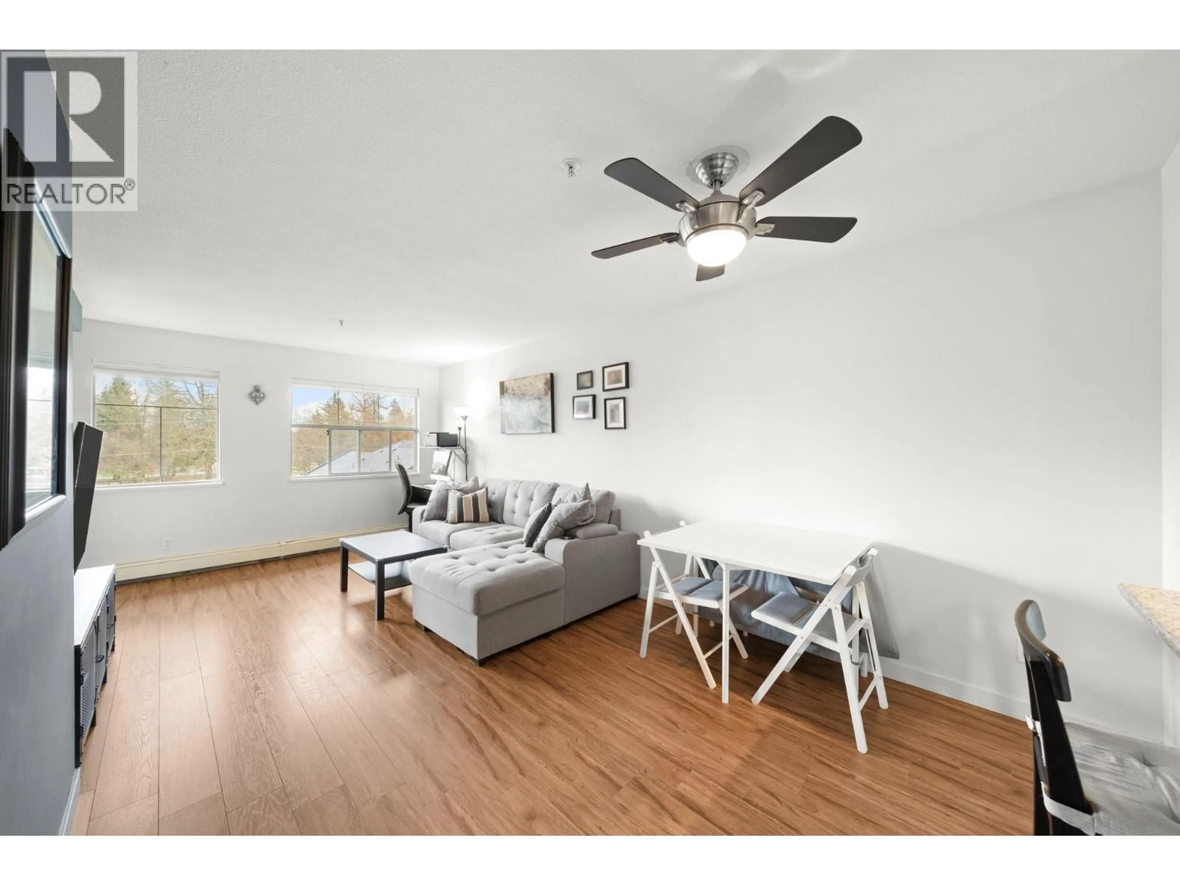 Living room with furniture, wood/laminate floor for 402 - 20561 113 AVENUE, Maple Ridge British Columbia V2X1E2