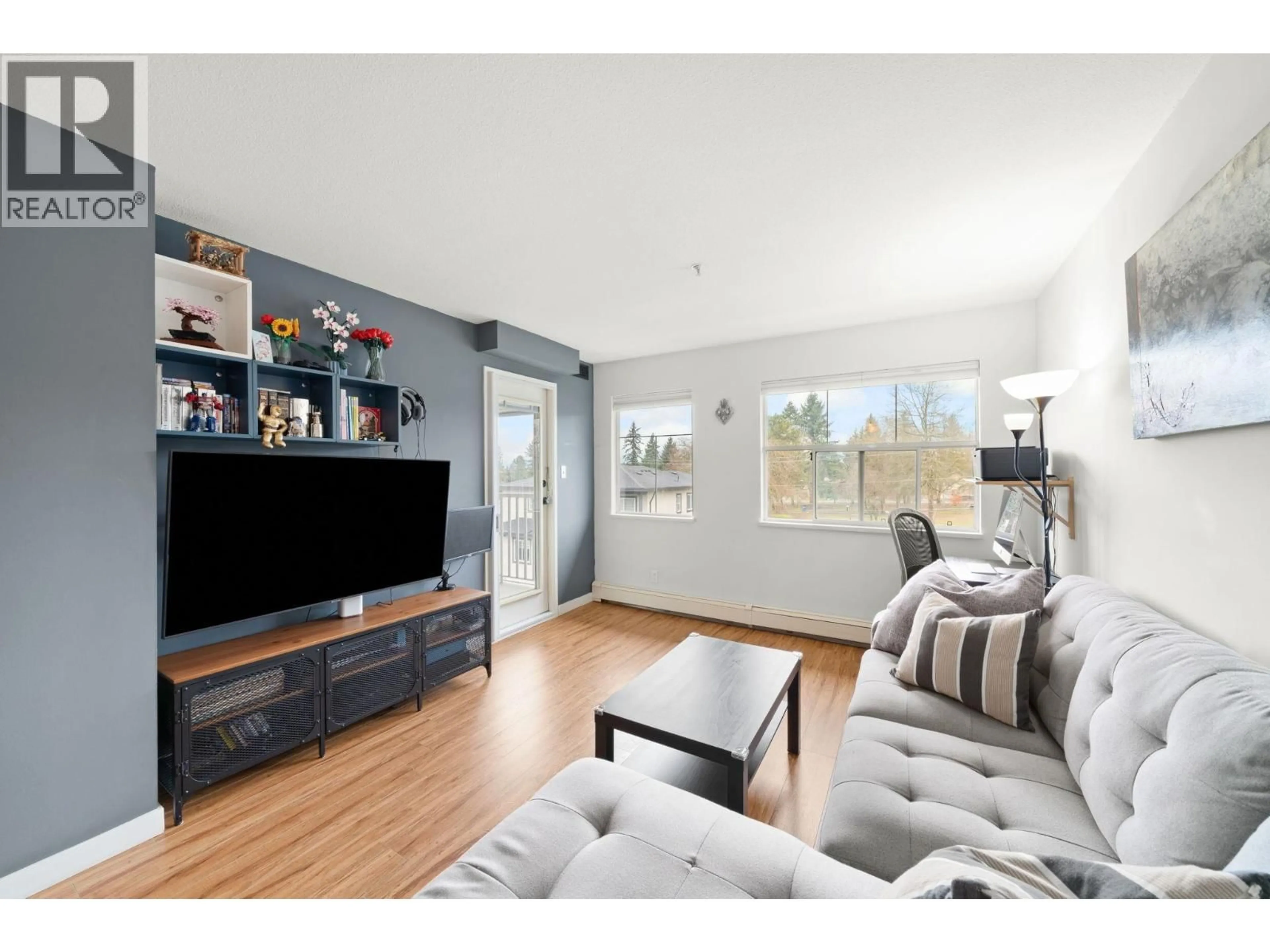 Living room with furniture, wood/laminate floor for 402 - 20561 113 AVENUE, Maple Ridge British Columbia V2X1E2