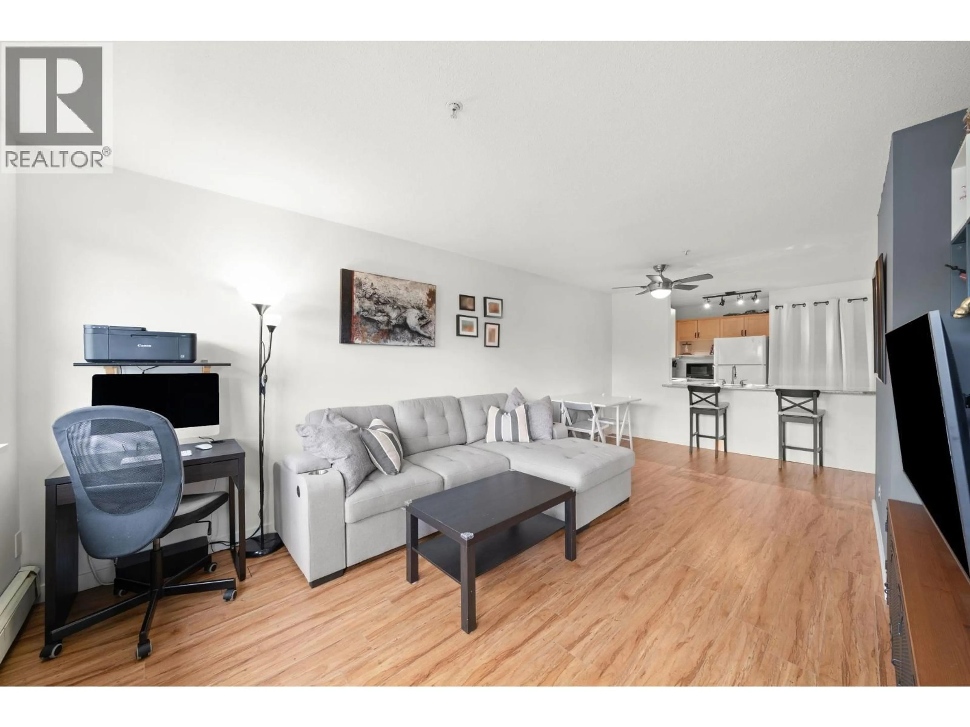 Living room with furniture, wood/laminate floor for 402 - 20561 113 AVENUE, Maple Ridge British Columbia V2X1E2