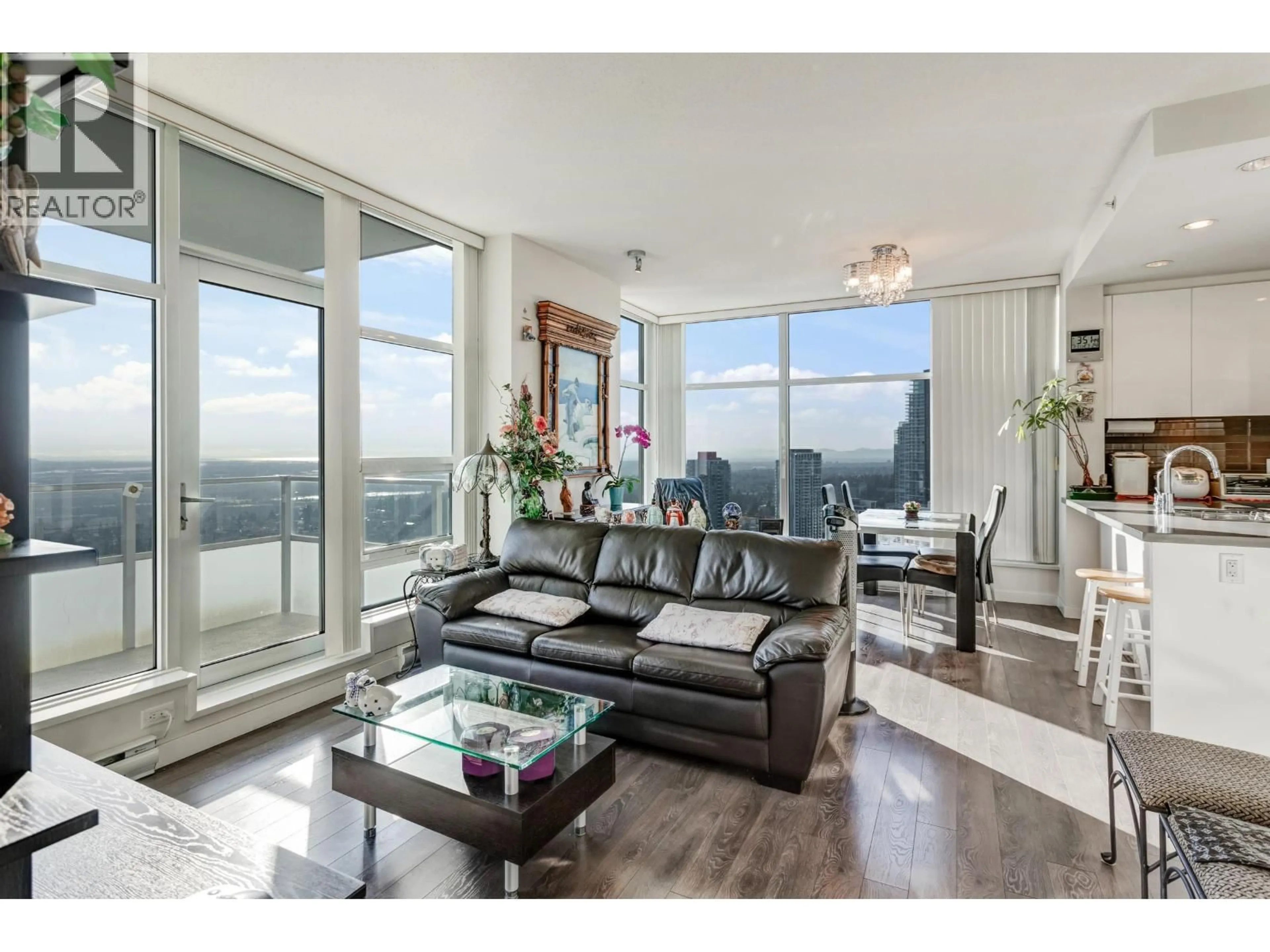 Living room with furniture, wood/laminate floor for 3806 - 4880 BENNETT STREET, Burnaby British Columbia V5H0C1