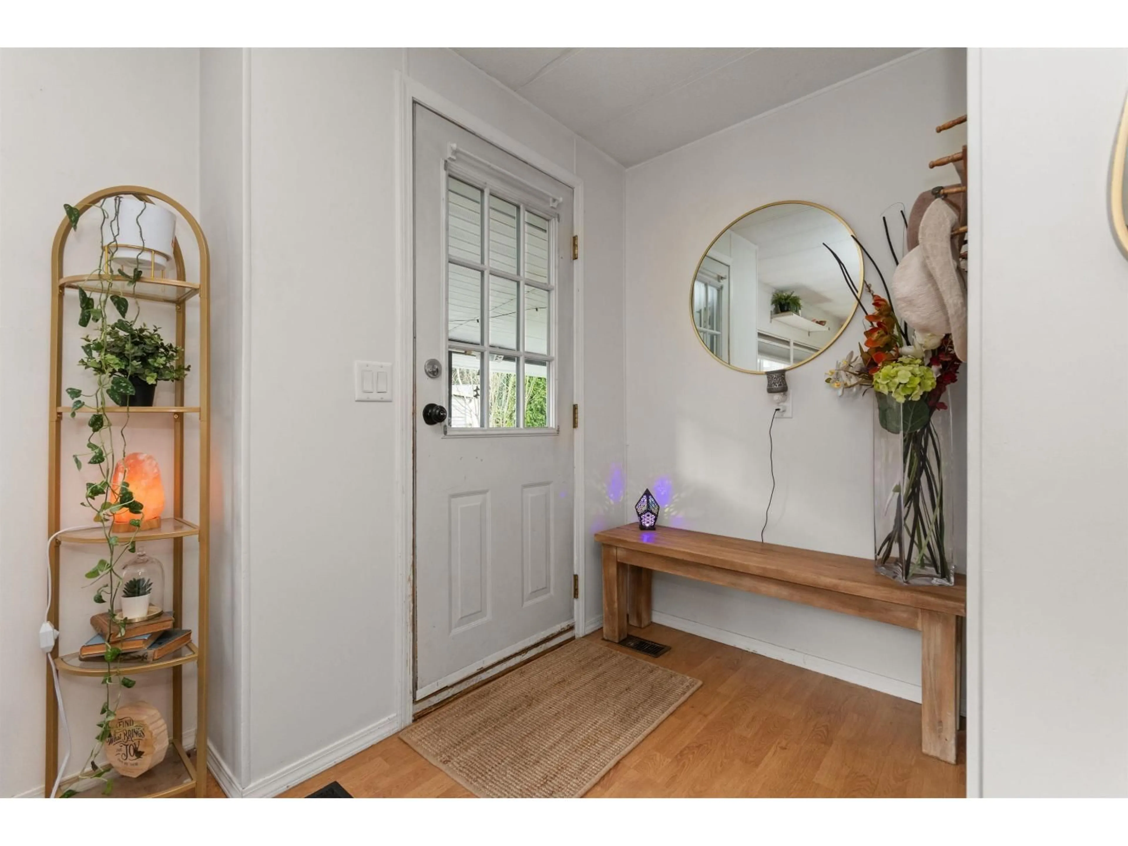 Indoor entryway for 69 - 3942 COLUMBIA VALLEY HWY, Cultus Lake British Columbia V2R5B3