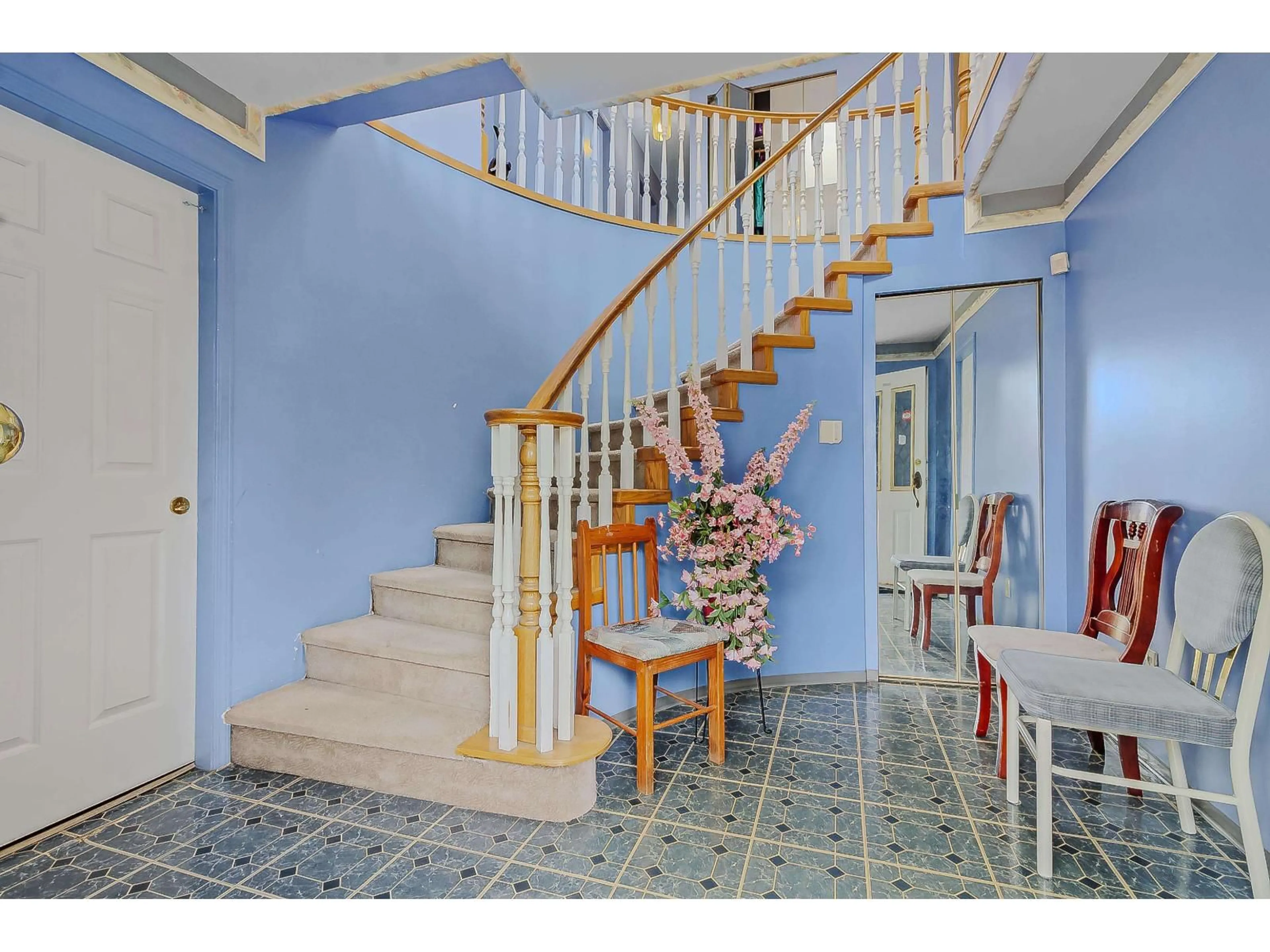 Indoor foyer for 12441 71A AVENUE, Surrey British Columbia V3W0P7