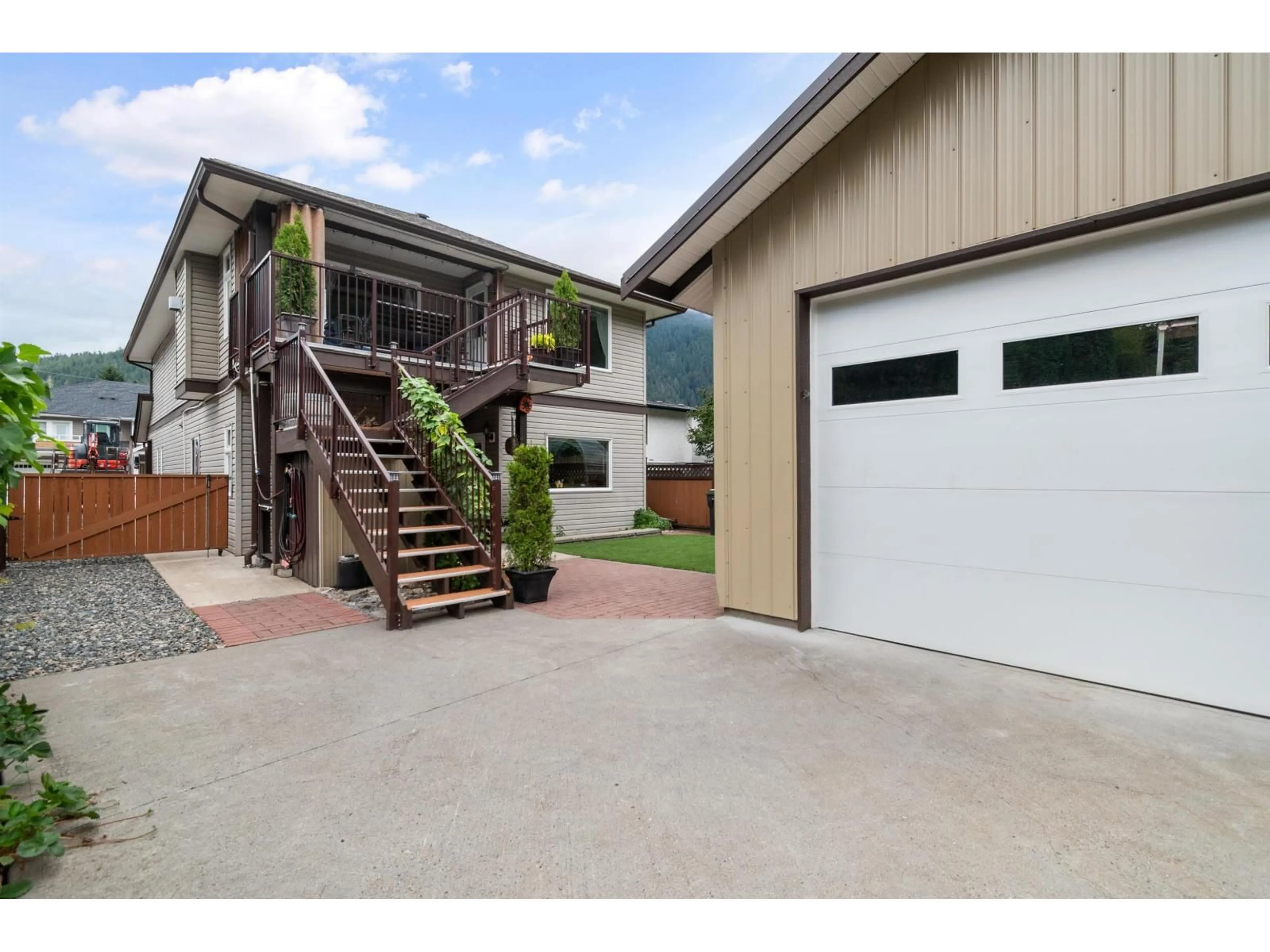 Indoor garage for 66022 PARK AVENUE, Hope British Columbia V0X1L1