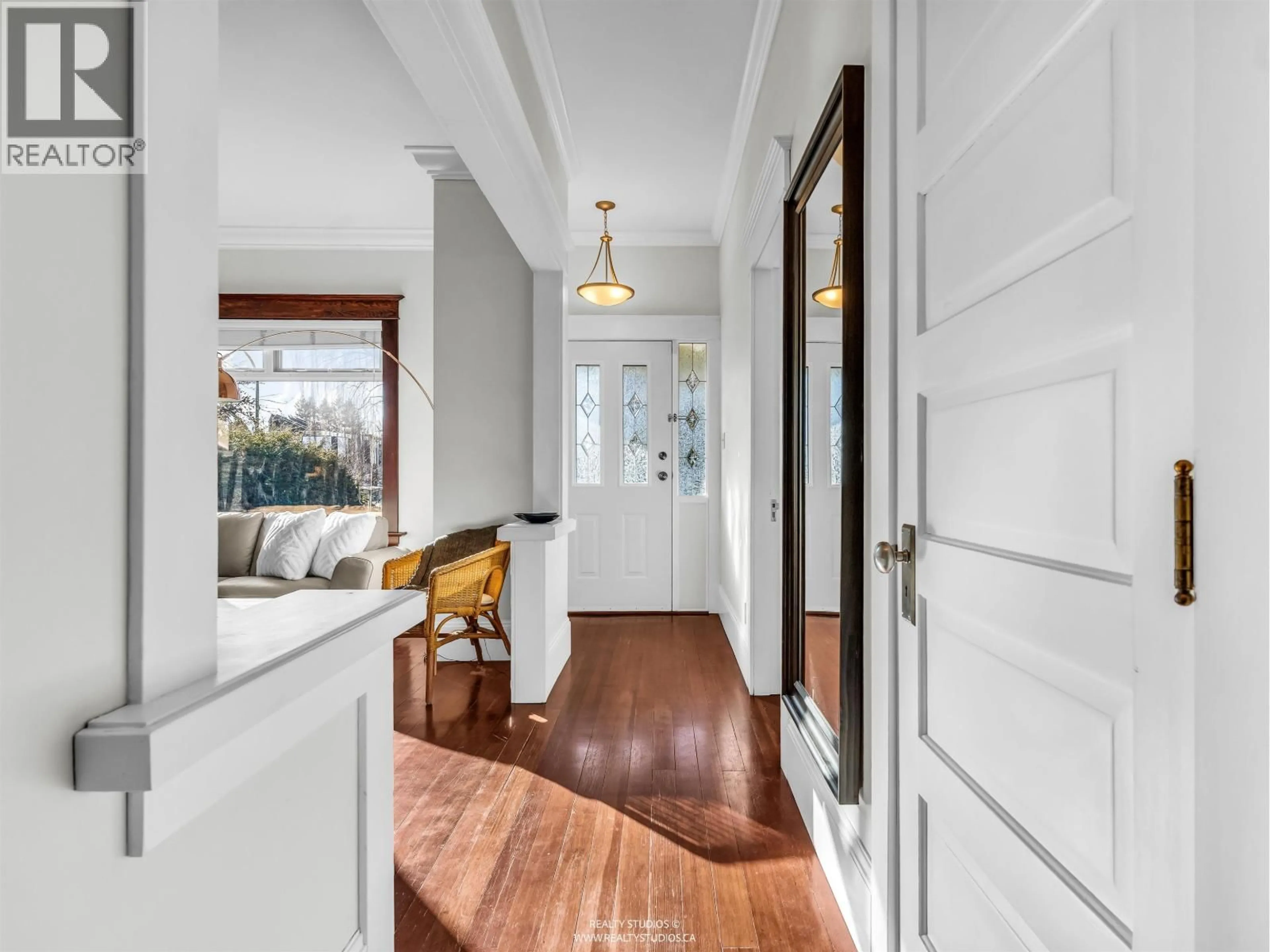 Indoor entryway for 4072 ONTARIO STREET, Vancouver British Columbia V5V3G5