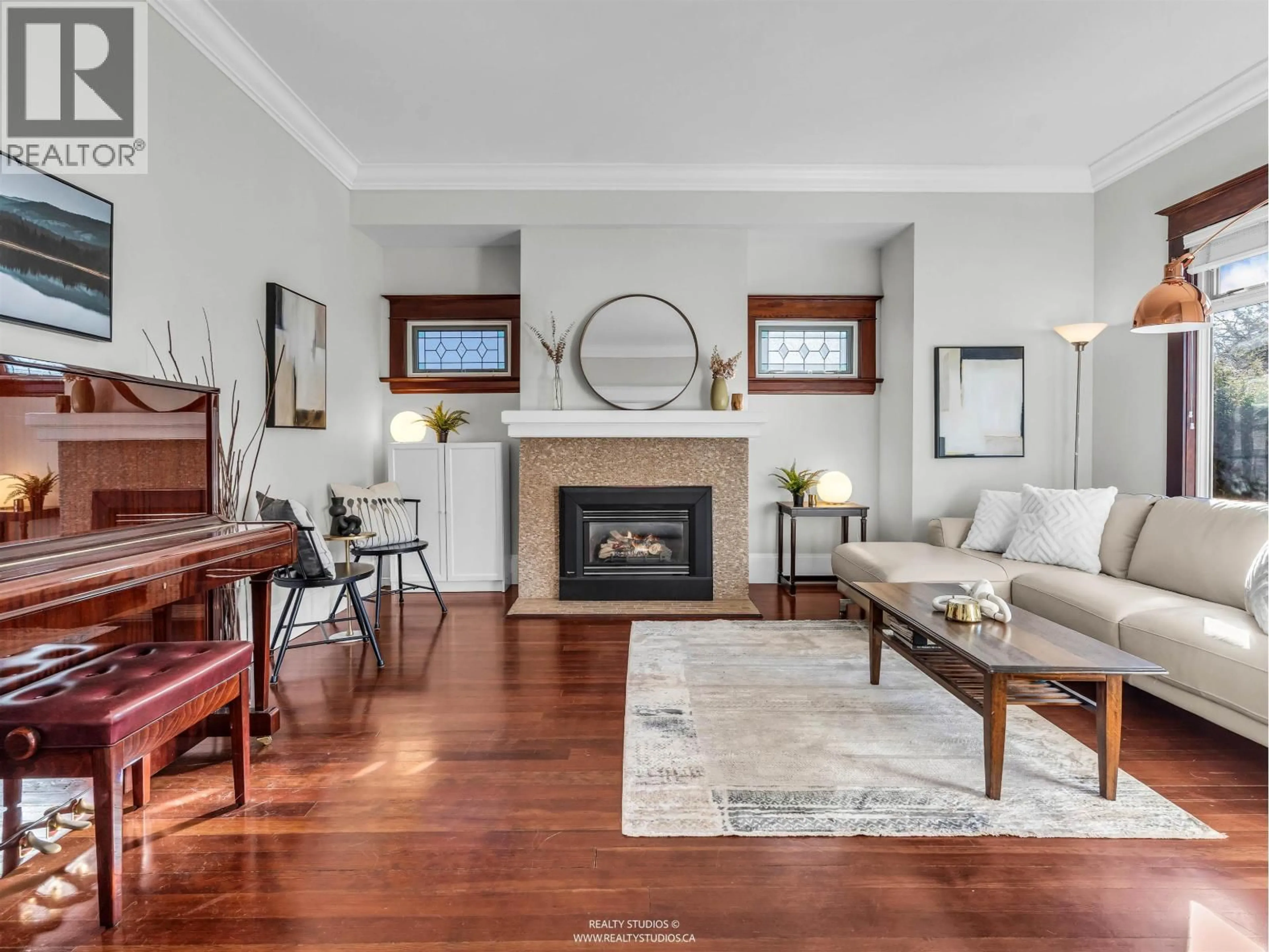 Living room with furniture, wood/laminate floor for 4072 ONTARIO STREET, Vancouver British Columbia V5V3G5