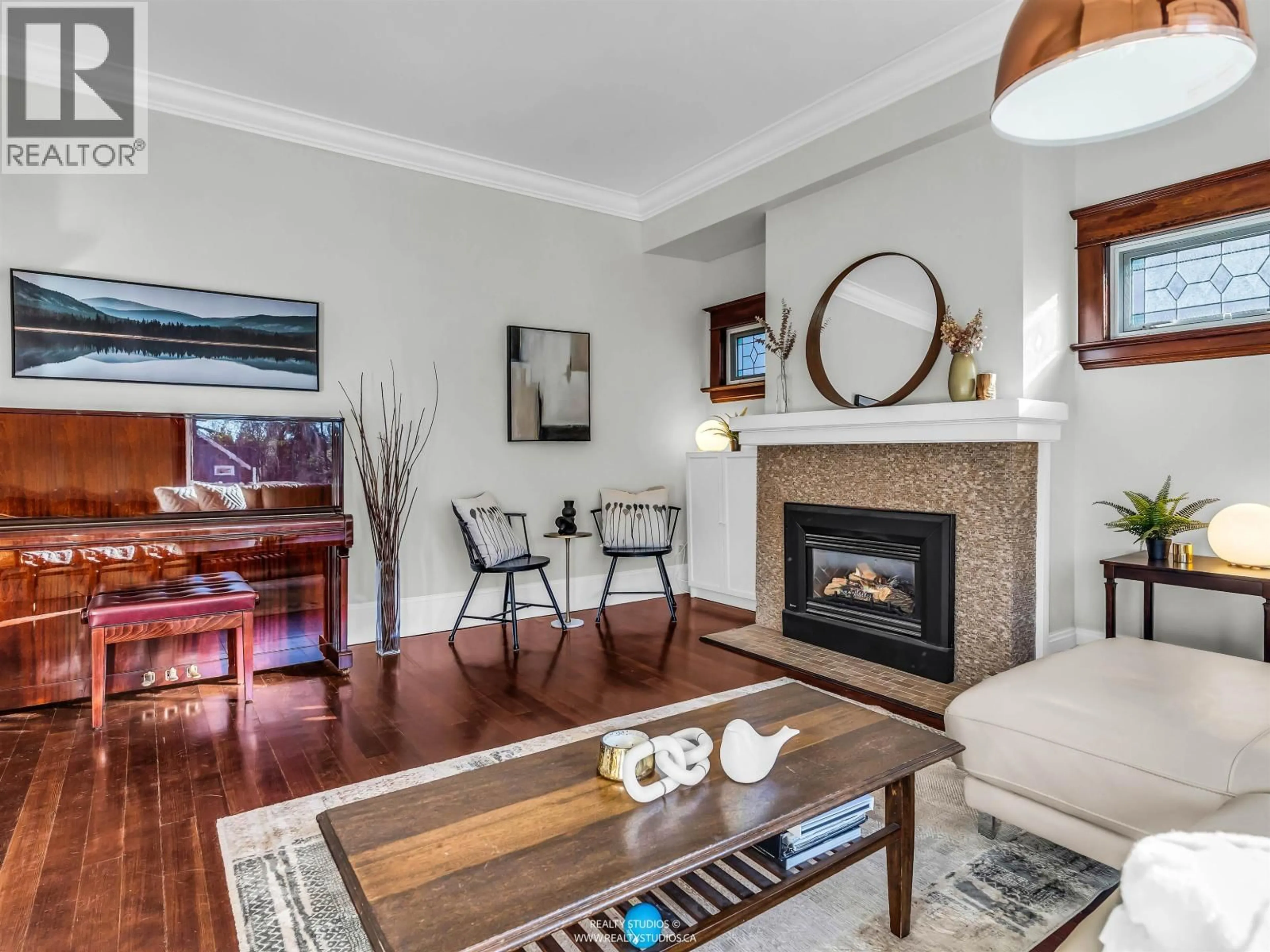 Living room with furniture, wood/laminate floor for 4072 ONTARIO STREET, Vancouver British Columbia V5V3G5
