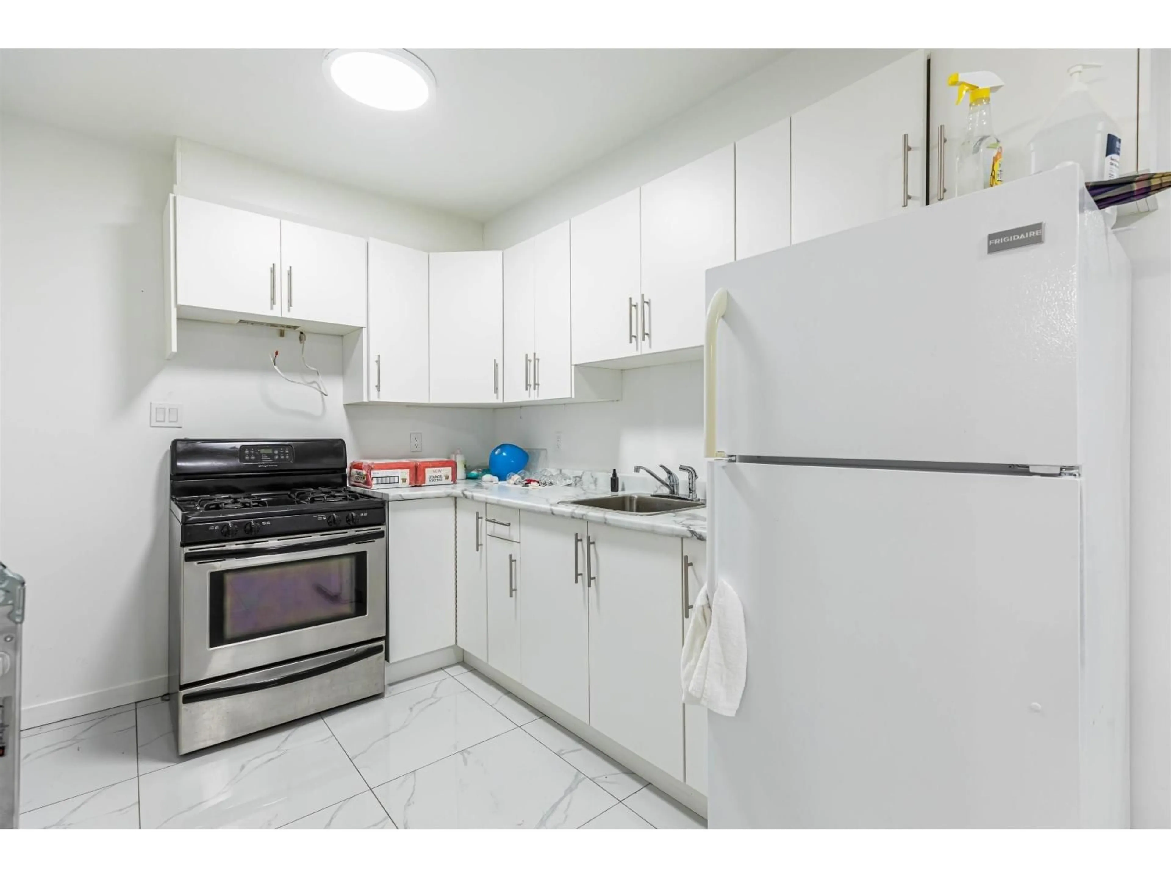 Standard kitchen, unknown for 14312 69A AVENUE, Surrey British Columbia V3W0E2