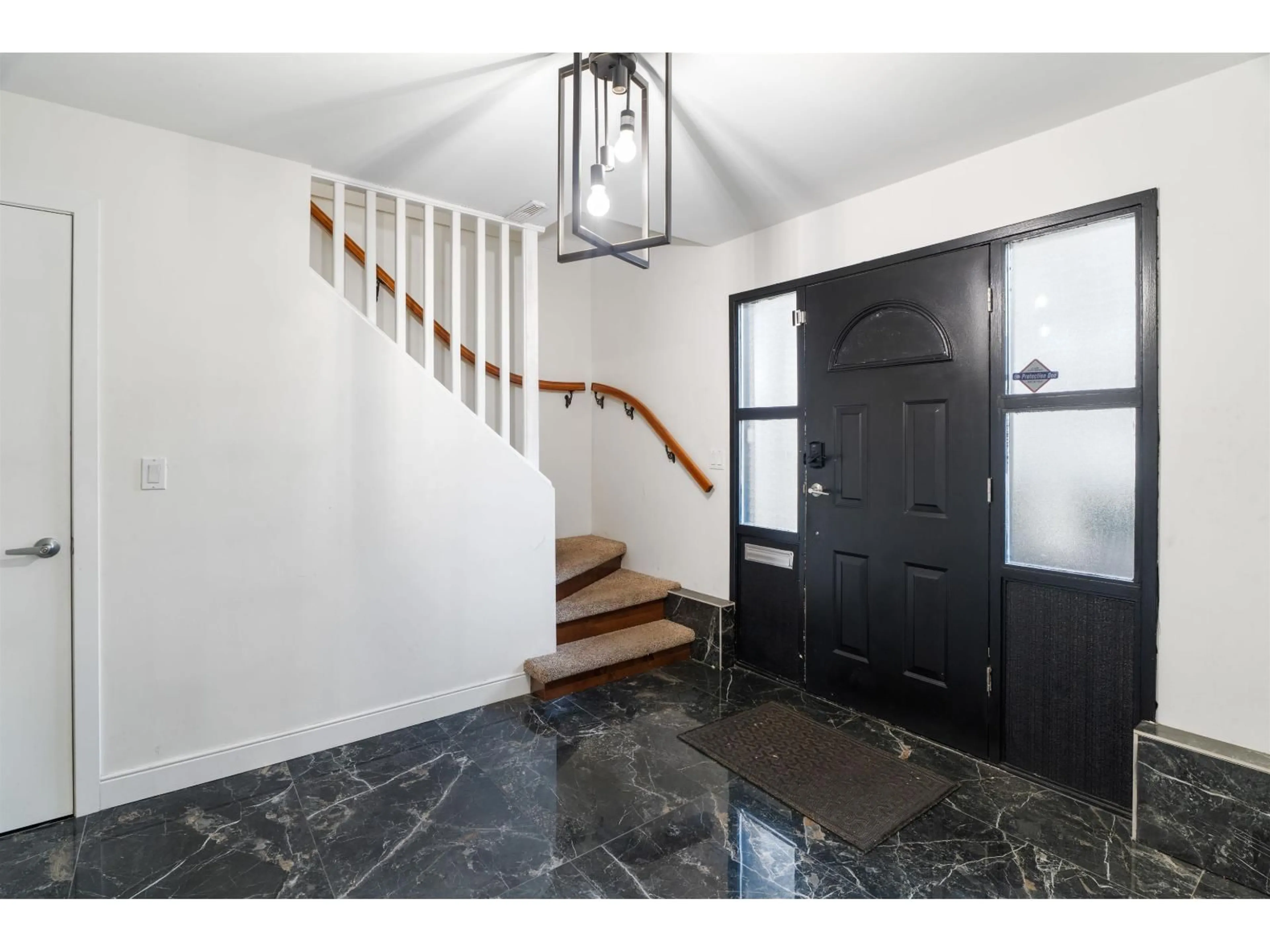 Indoor entryway for 13822 92A AVENUE, Surrey British Columbia V3V6Y6