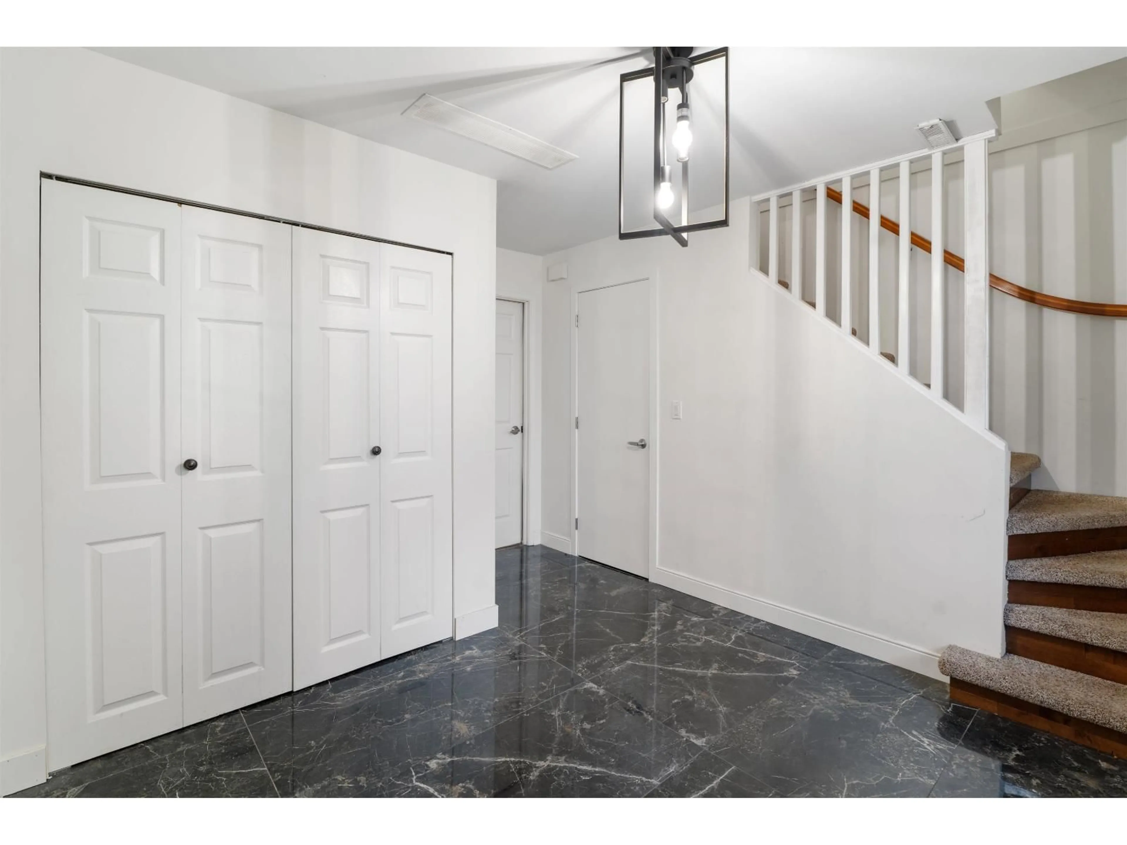 Indoor entryway for 13822 92A AVENUE, Surrey British Columbia V3V6Y6