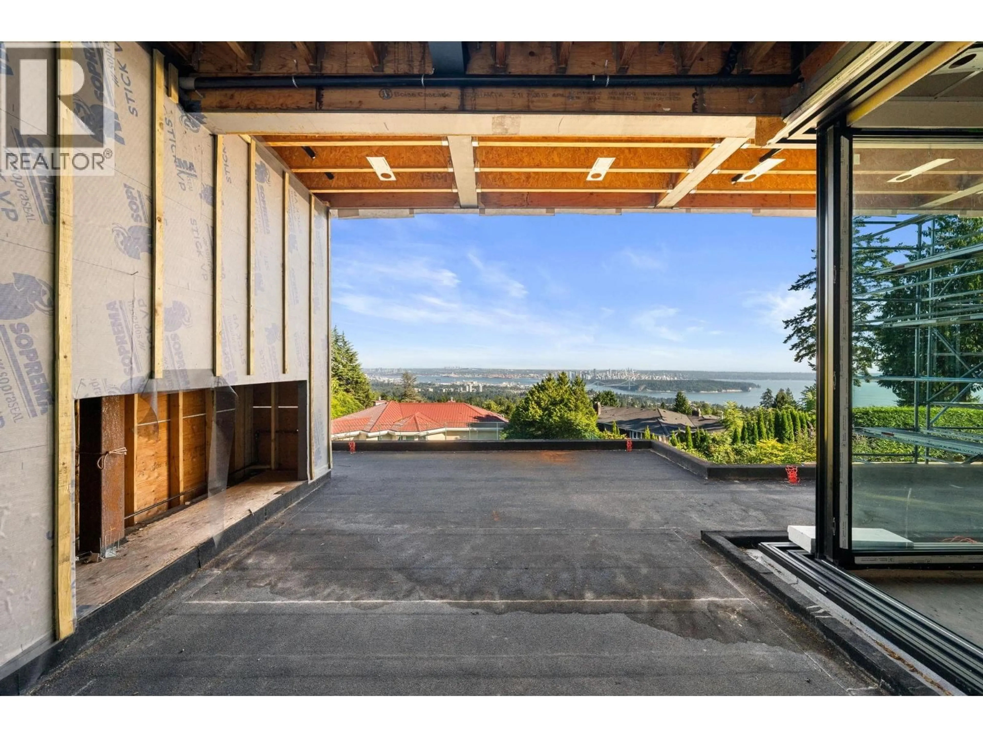 Indoor foyer for 1424 SANDHURST PLACE, West Vancouver British Columbia V7S2P3